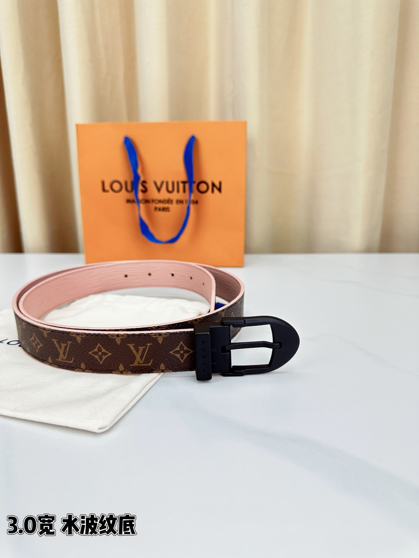 LV经典花纹皮带，3.0宽版设计，搭配独特粉红水波纹底，尽显低调奢华。银、金、黑三款扣头随心选择，满足不