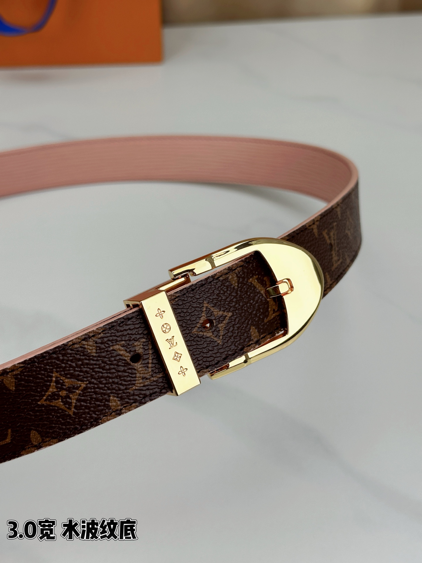 LV经典花纹皮带，3.0宽版设计，搭配独特粉红水波纹底，尽显低调奢华。银、金、黑三款扣头随心选择，满足不