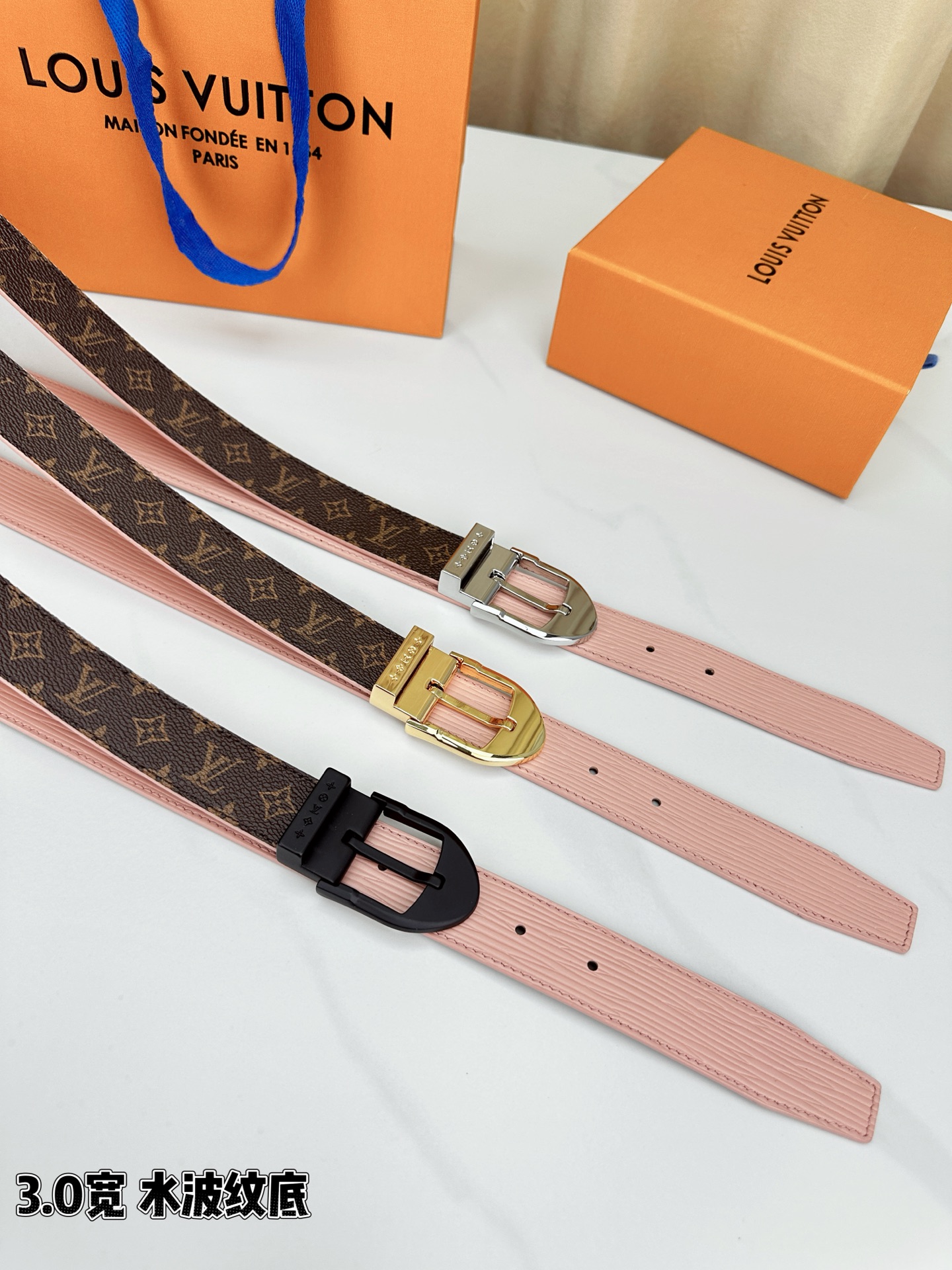 LV经典花纹皮带，3.0宽版设计，搭配独特粉红水波纹底，尽显低调奢华。银、金、黑三款扣头随心选择，满足不