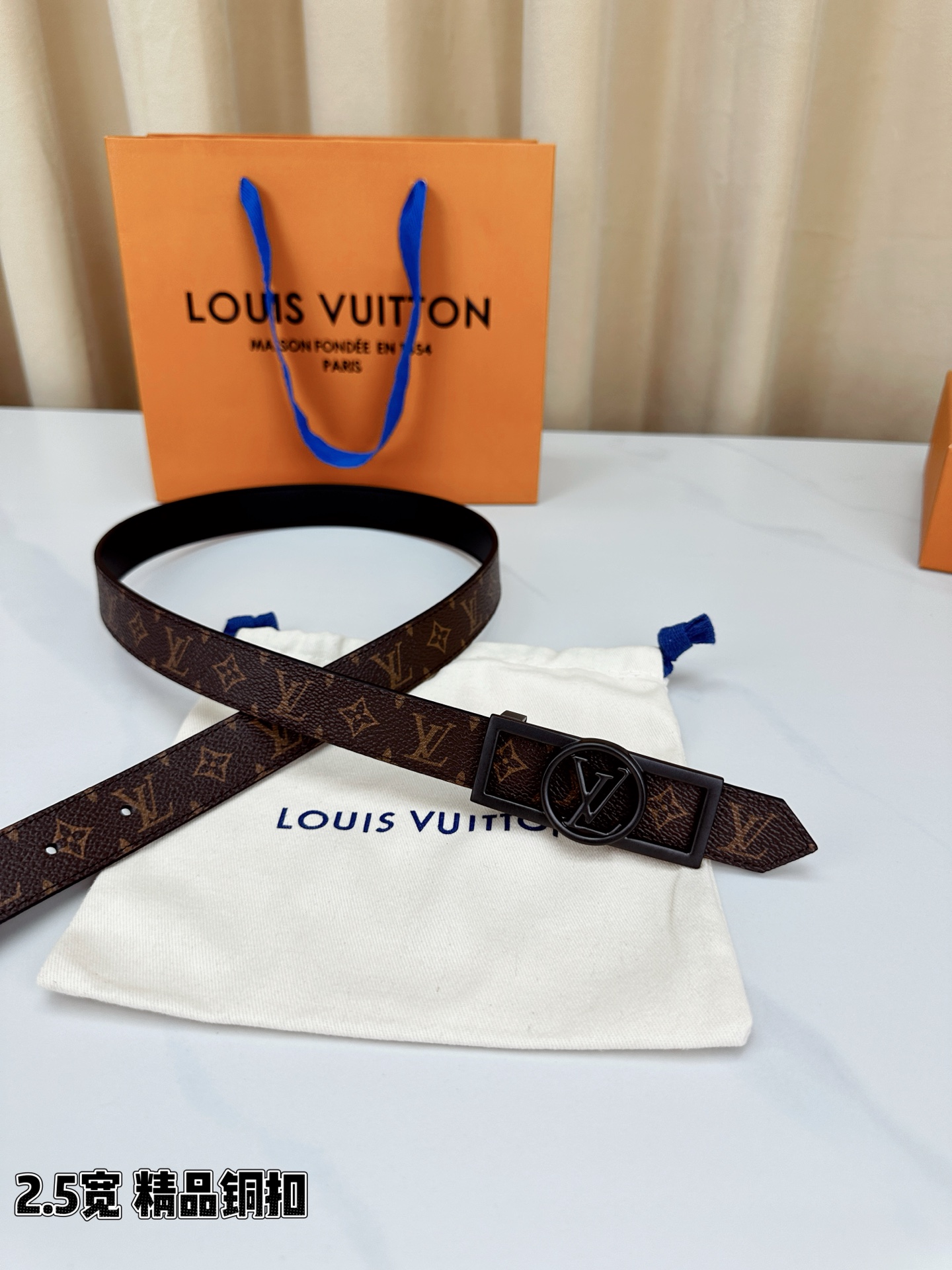 本款2.5宽 Dauphine 双面腰带立足历久弥新的美学视角，令经典与摩登细致融合。新式搭扣将 LV 