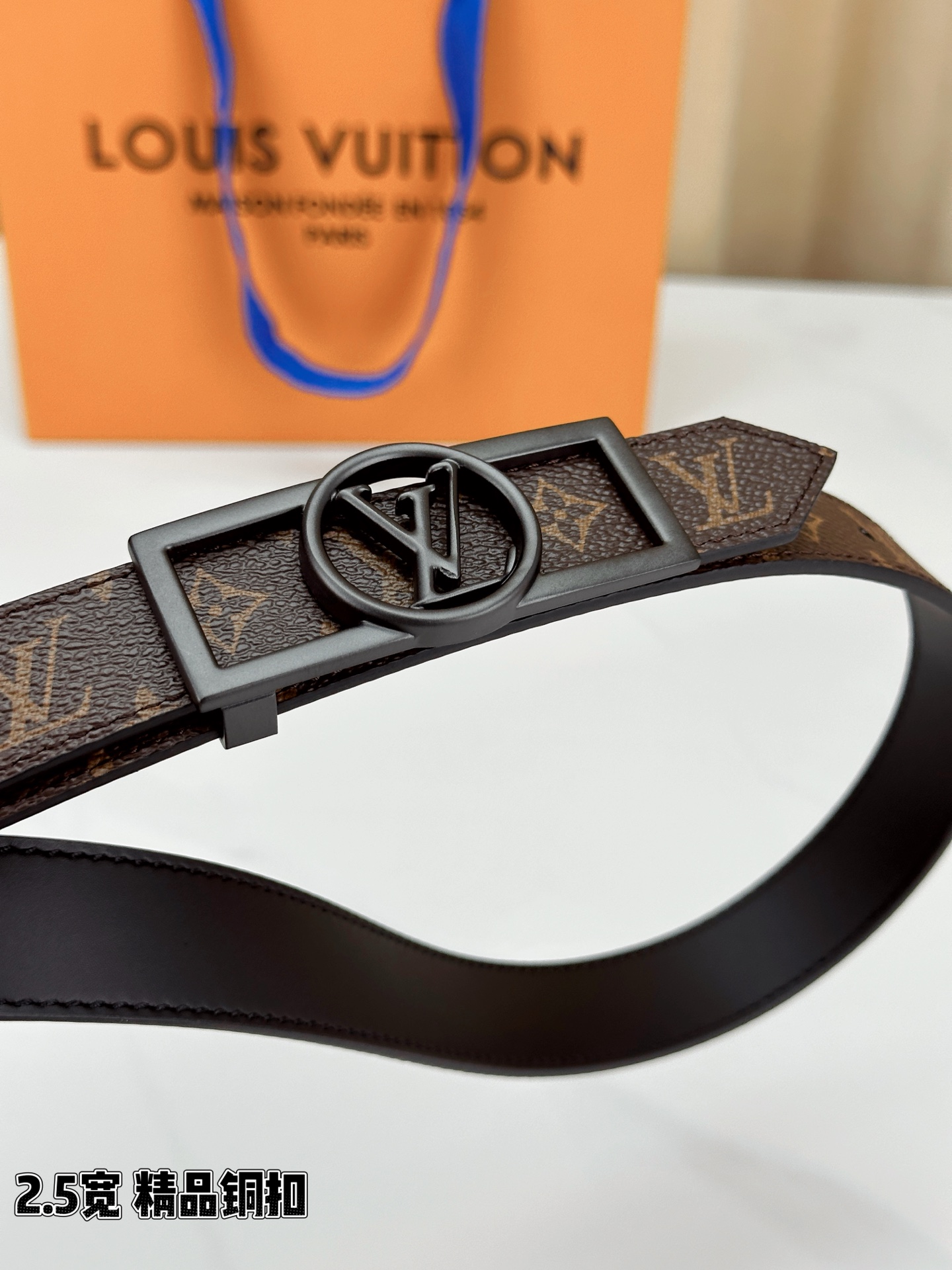 本款2.5宽 Dauphine 双面腰带立足历久弥新的美学视角，令经典与摩登细致融合。新式搭扣将 LV 