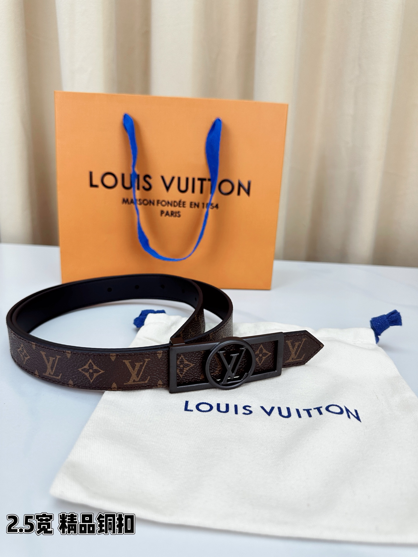 本款2.5宽 Dauphine 双面腰带立足历久弥新的美学视角，令经典与摩登细致融合。新式搭扣将 LV 