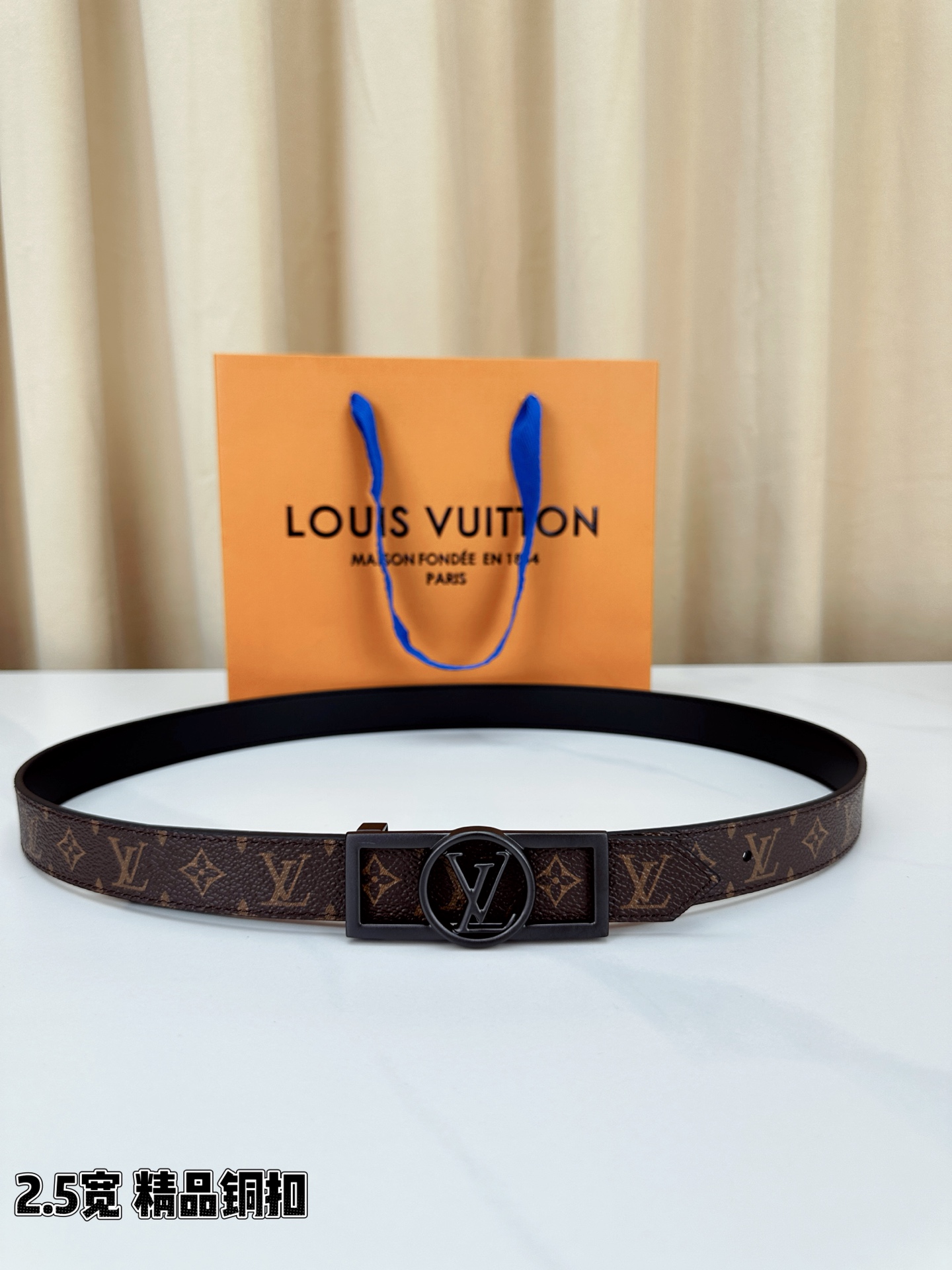 本款2.5宽 Dauphine 双面腰带立足历久弥新的美学视角，令经典与摩登细致融合。新式搭扣将 LV 
