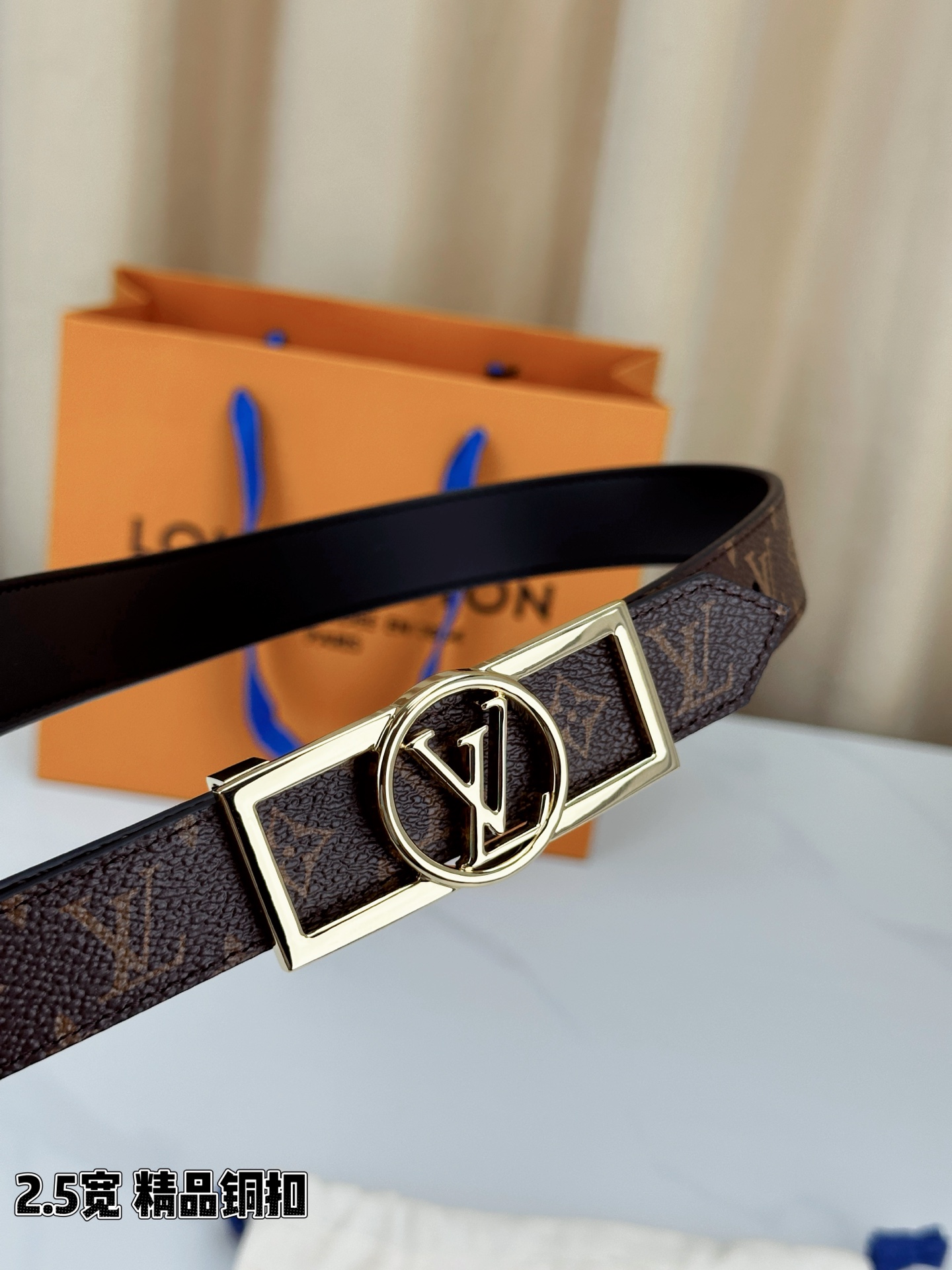 本款2.5宽 Dauphine 双面腰带立足历久弥新的美学视角，令经典与摩登细致融合。新式搭扣将 LV 