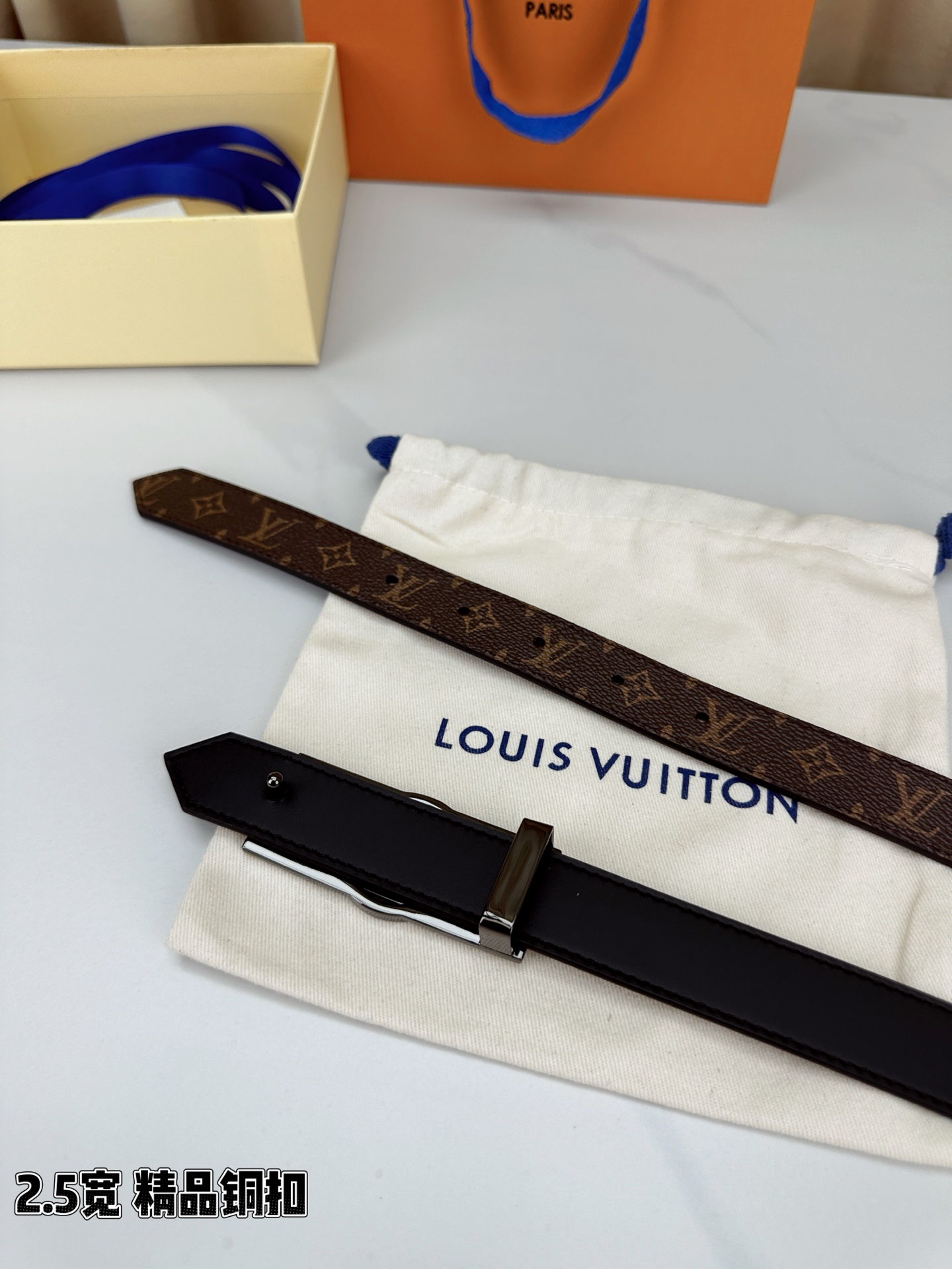 本款2.5宽 Dauphine 双面腰带立足历久弥新的美学视角，令经典与摩登细致融合。新式搭扣将 LV 