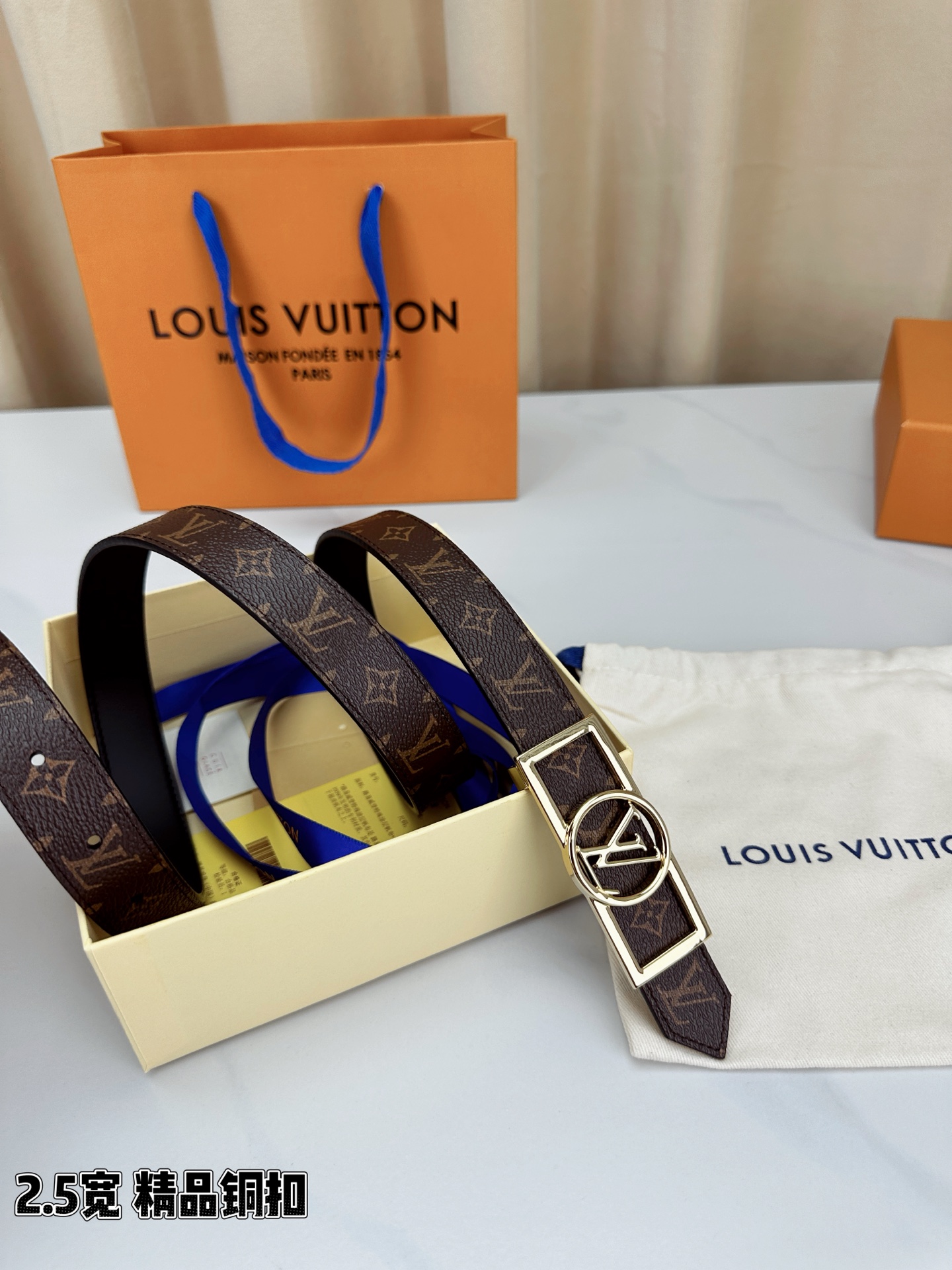 本款2.5宽 Dauphine 双面腰带立足历久弥新的美学视角，令经典与摩登细致融合。新式搭扣将 LV 