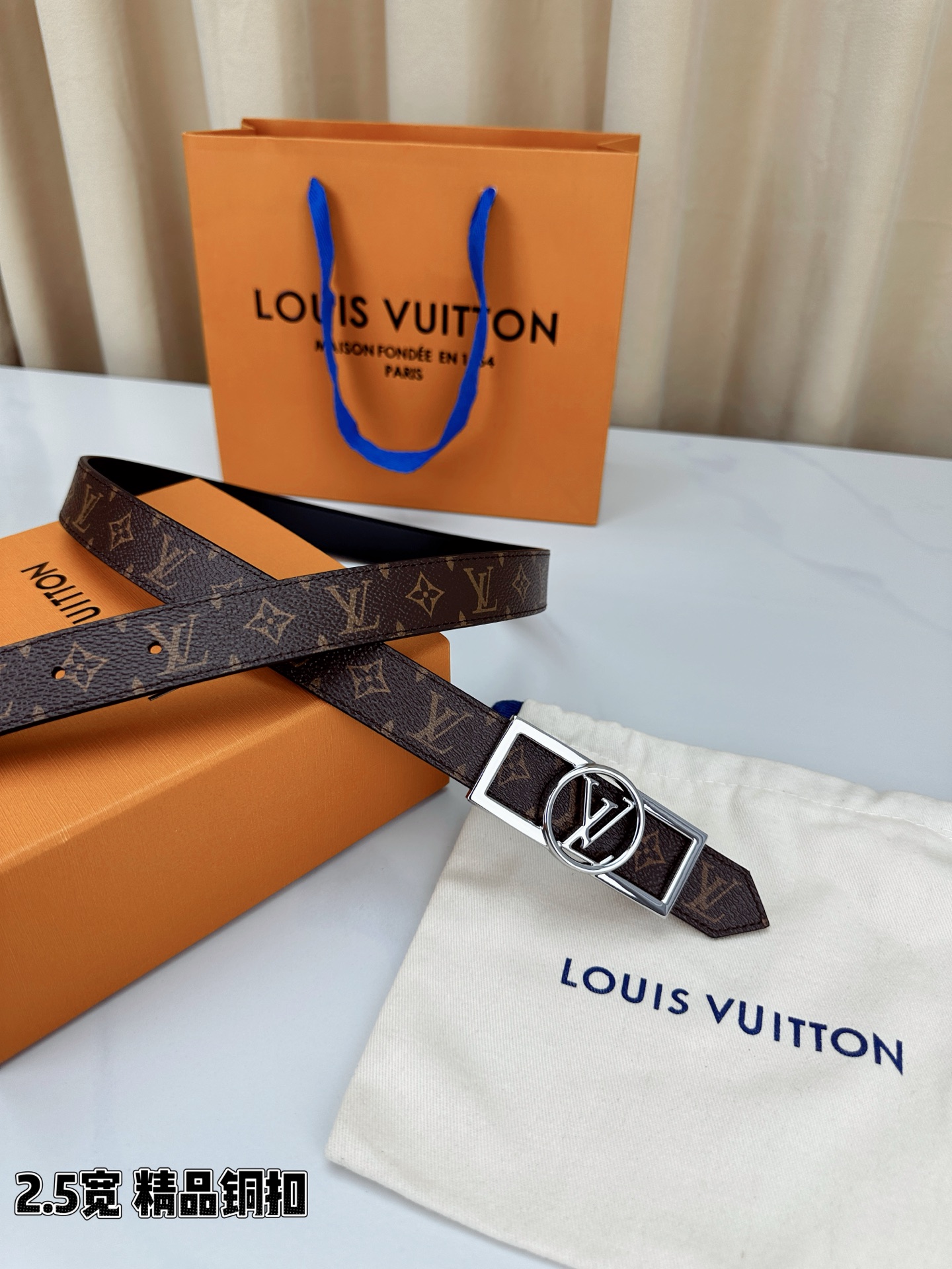 本款2.5宽 Dauphine 双面腰带立足历久弥新的美学视角，令经典与摩登细致融合。新式搭扣将 LV 