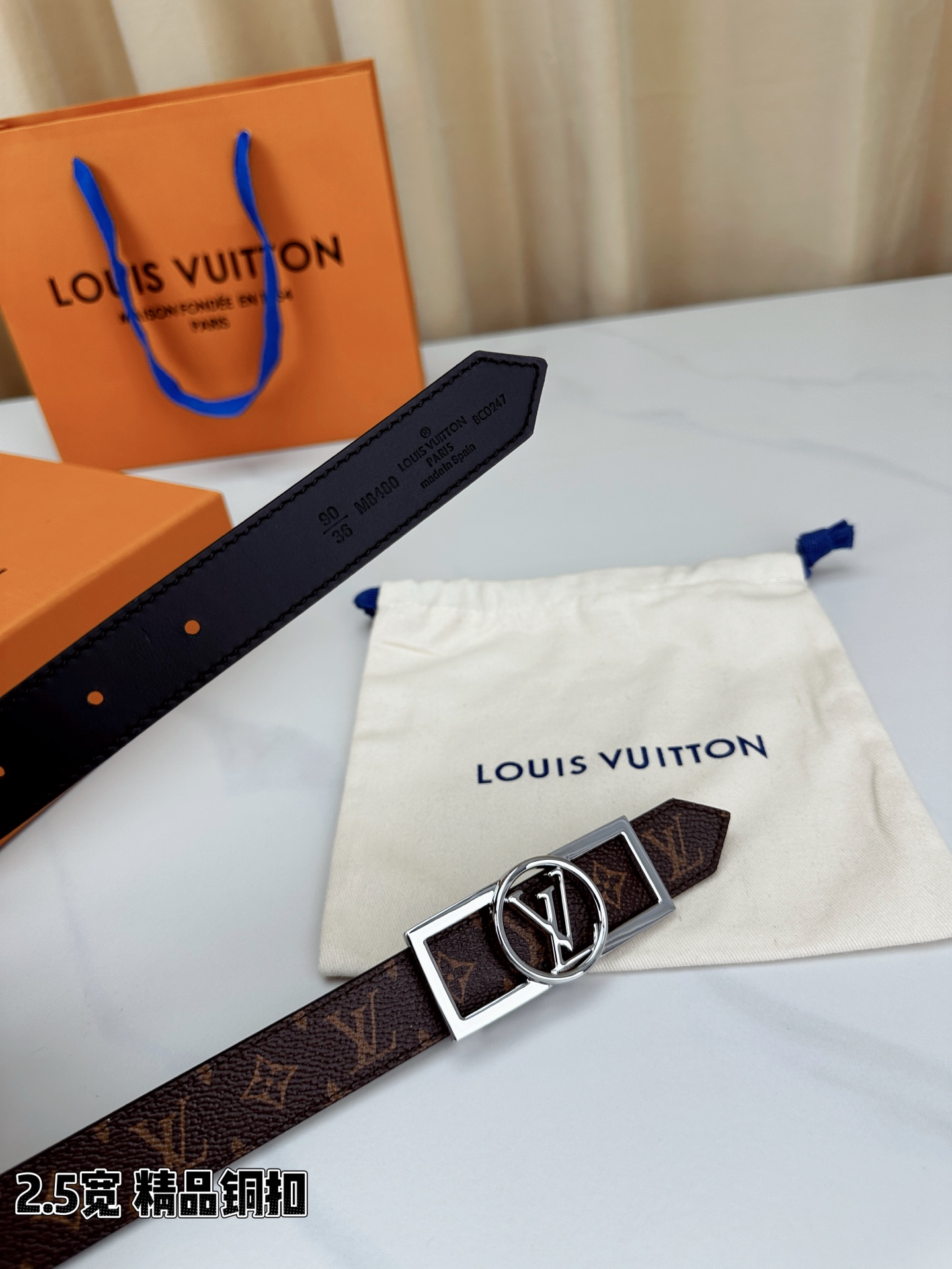 本款2.5宽 Dauphine 双面腰带立足历久弥新的美学视角，令经典与摩登细致融合。新式搭扣将 LV 