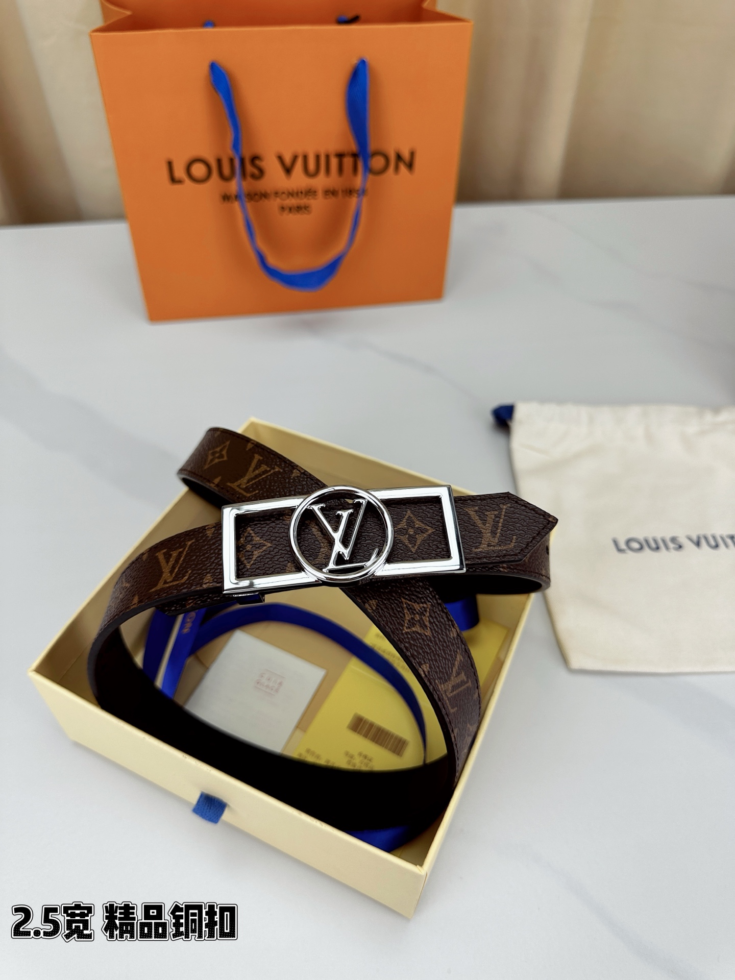 本款2.5宽 Dauphine 双面腰带立足历久弥新的美学视角，令经典与摩登细致融合。新式搭扣将 LV 