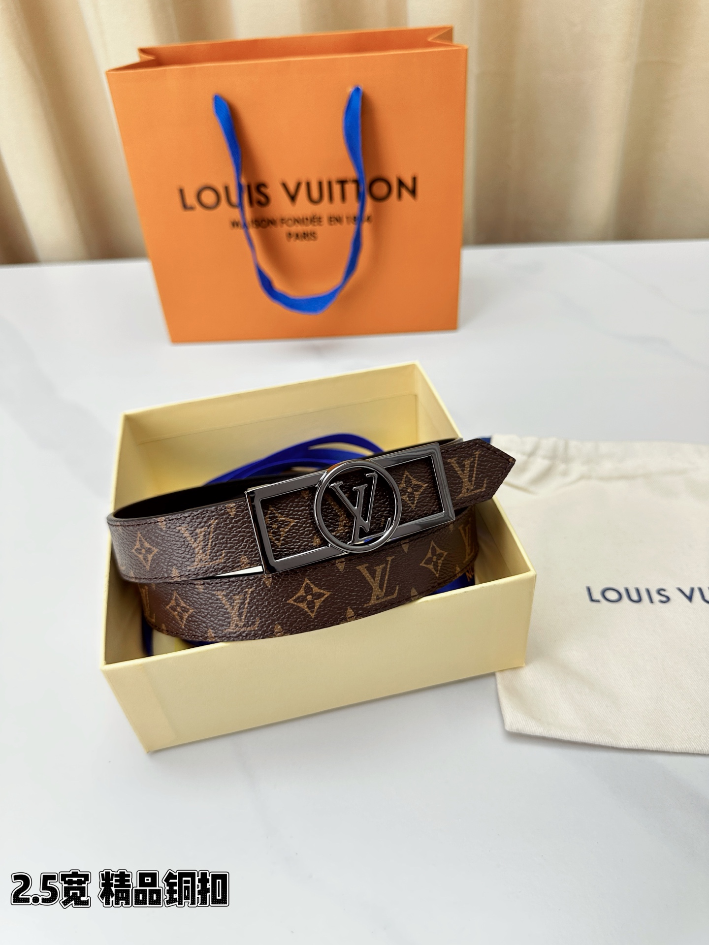 本款2.5宽 Dauphine 双面腰带立足历久弥新的美学视角，令经典与摩登细致融合。新式搭扣将 LV 