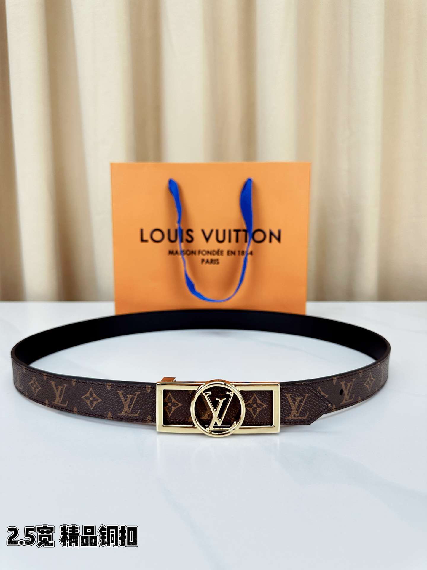 本款2.5宽 Dauphine 双面腰带立足历久弥新的美学视角，令经典与摩登细致融合。新式搭扣将 LV 