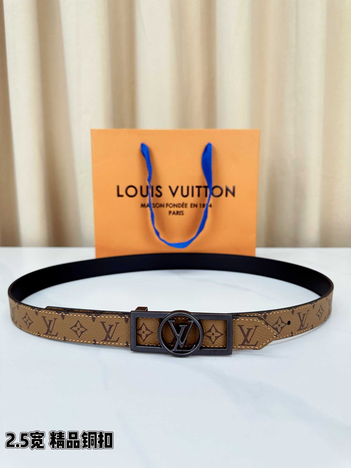 本款2.5宽 Dauphine 双面腰带立足历久弥新的美学视角，令经典与摩登细致融合。新式搭扣将 LV 