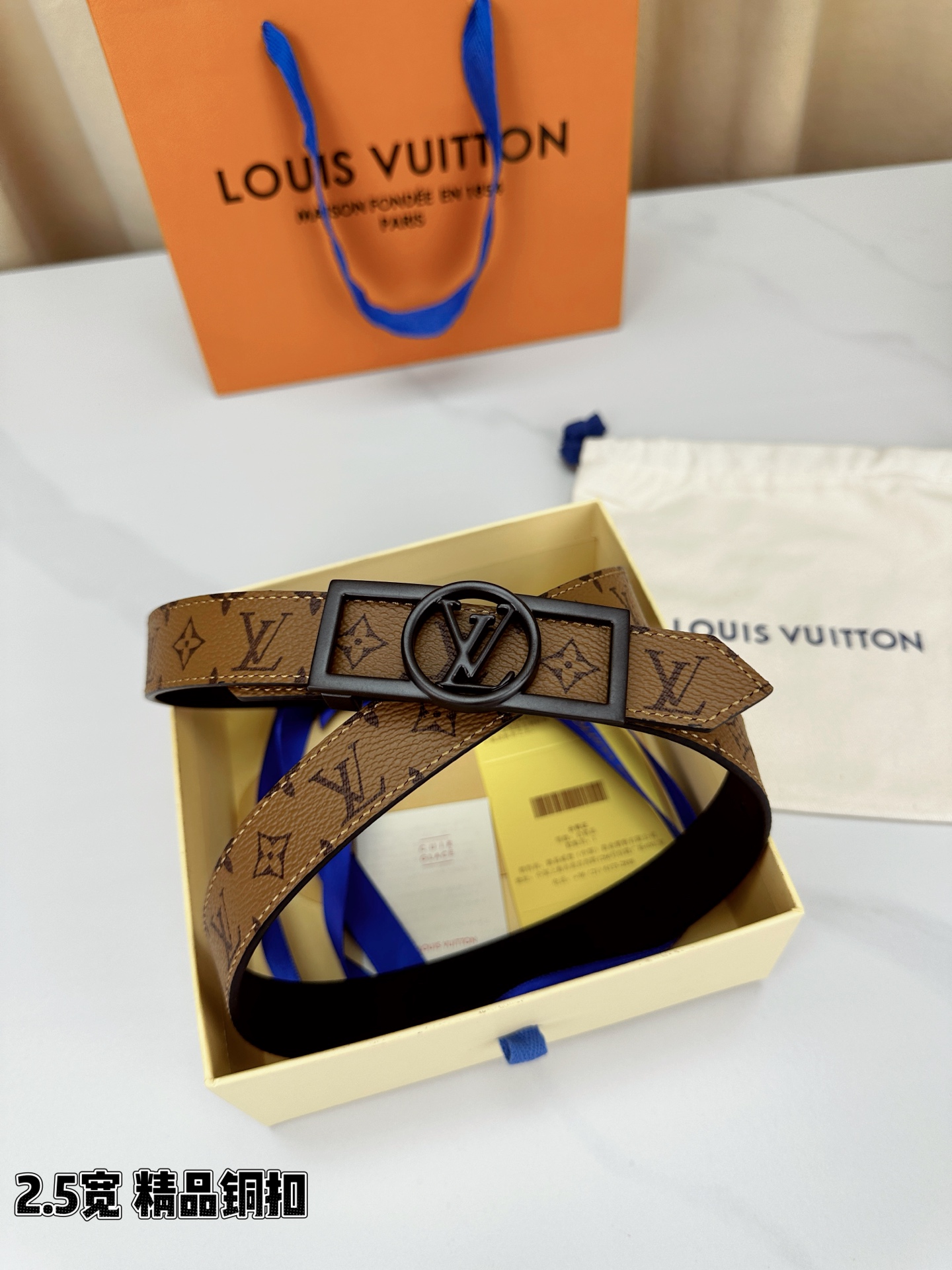 本款2.5宽 Dauphine 双面腰带立足历久弥新的美学视角，令经典与摩登细致融合。新式搭扣将 LV 