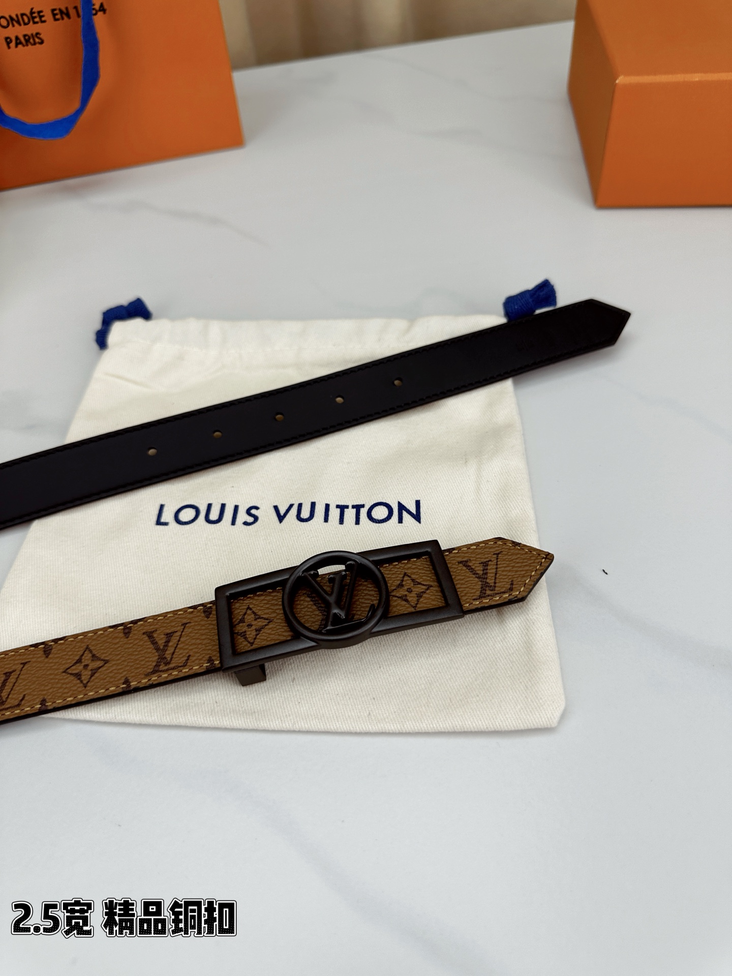 本款2.5宽 Dauphine 双面腰带立足历久弥新的美学视角，令经典与摩登细致融合。新式搭扣将 LV 