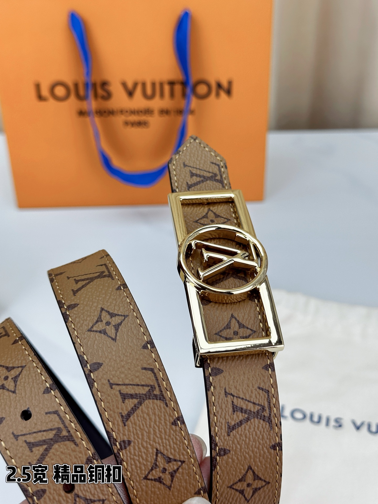 本款2.5宽 Dauphine 双面腰带立足历久弥新的美学视角，令经典与摩登细致融合。新式搭扣将 LV 
