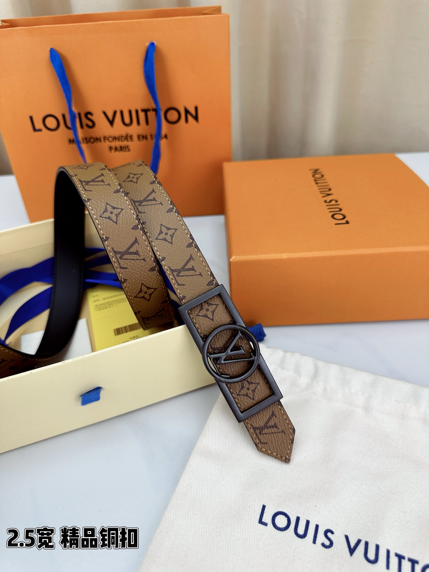 本款2.5宽 Dauphine 双面腰带立足历久弥新的美学视角，令经典与摩登细致融合。新式搭扣将 LV 