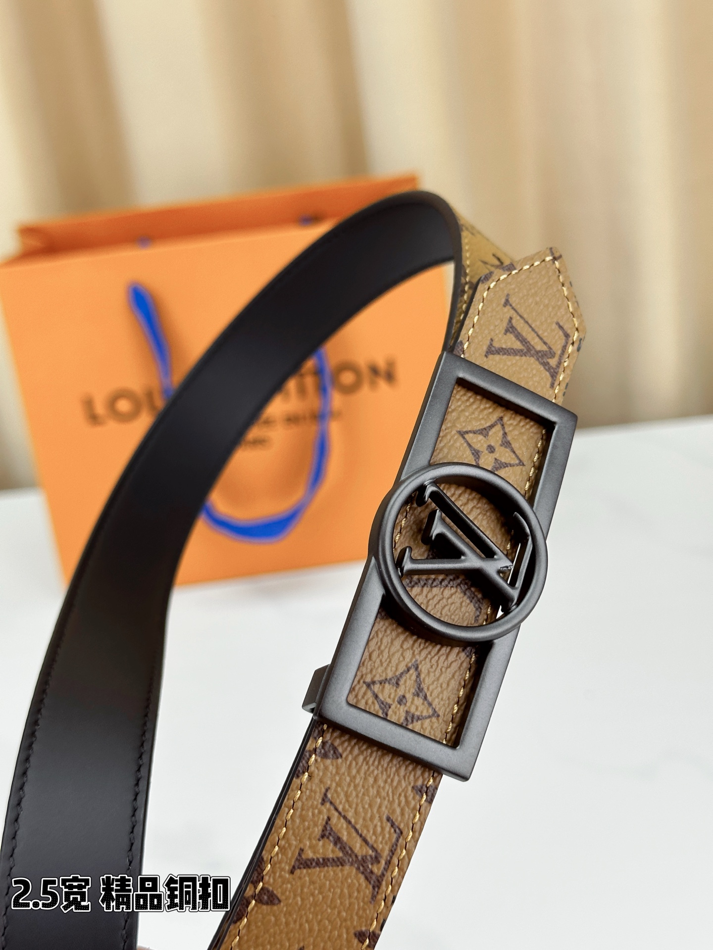 本款2.5宽 Dauphine 双面腰带立足历久弥新的美学视角，令经典与摩登细致融合。新式搭扣将 LV 
