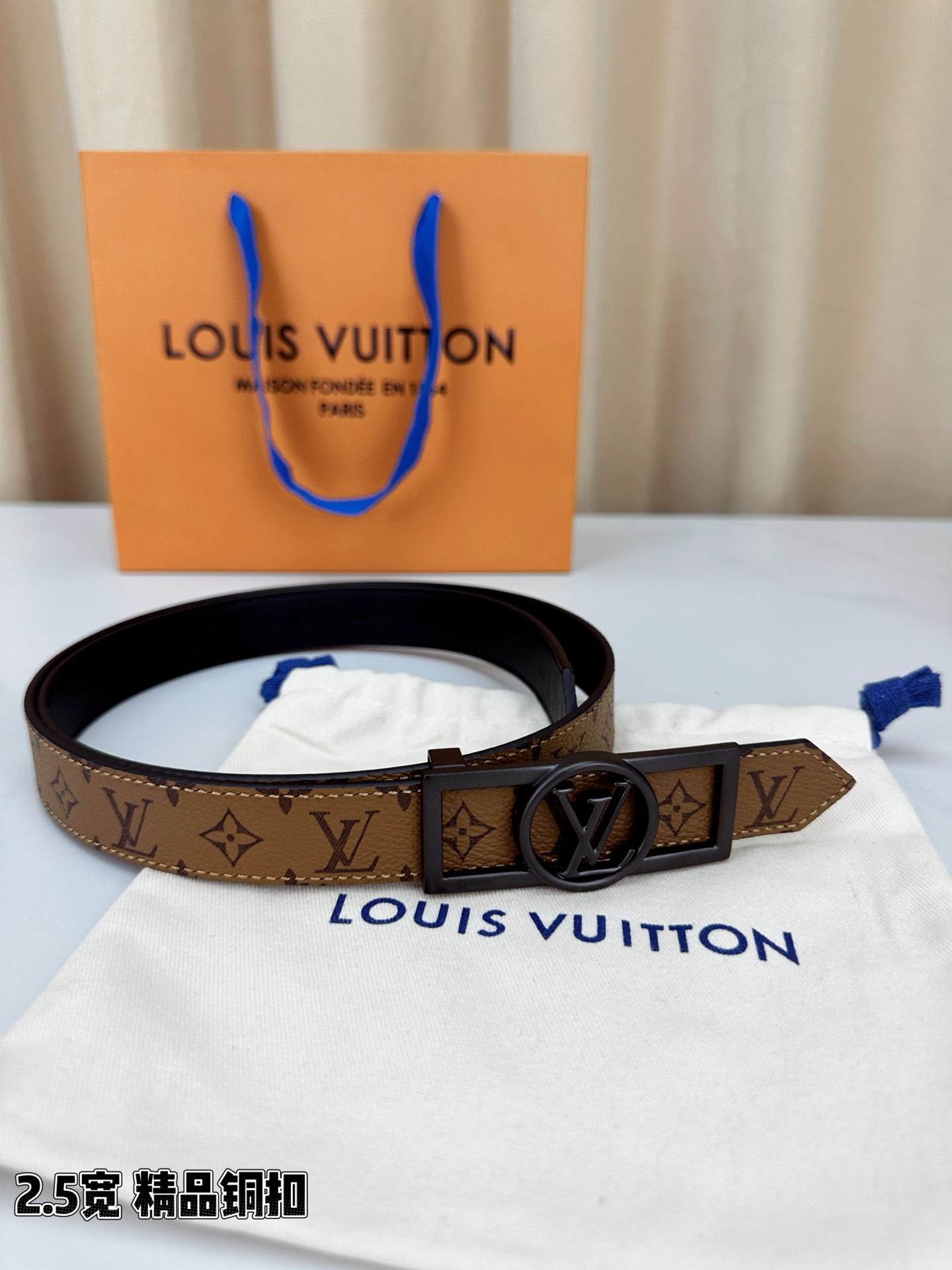 本款2.5宽 Dauphine 双面腰带立足历久弥新的美学视角，令经典与摩登细致融合。新式搭扣将 LV 