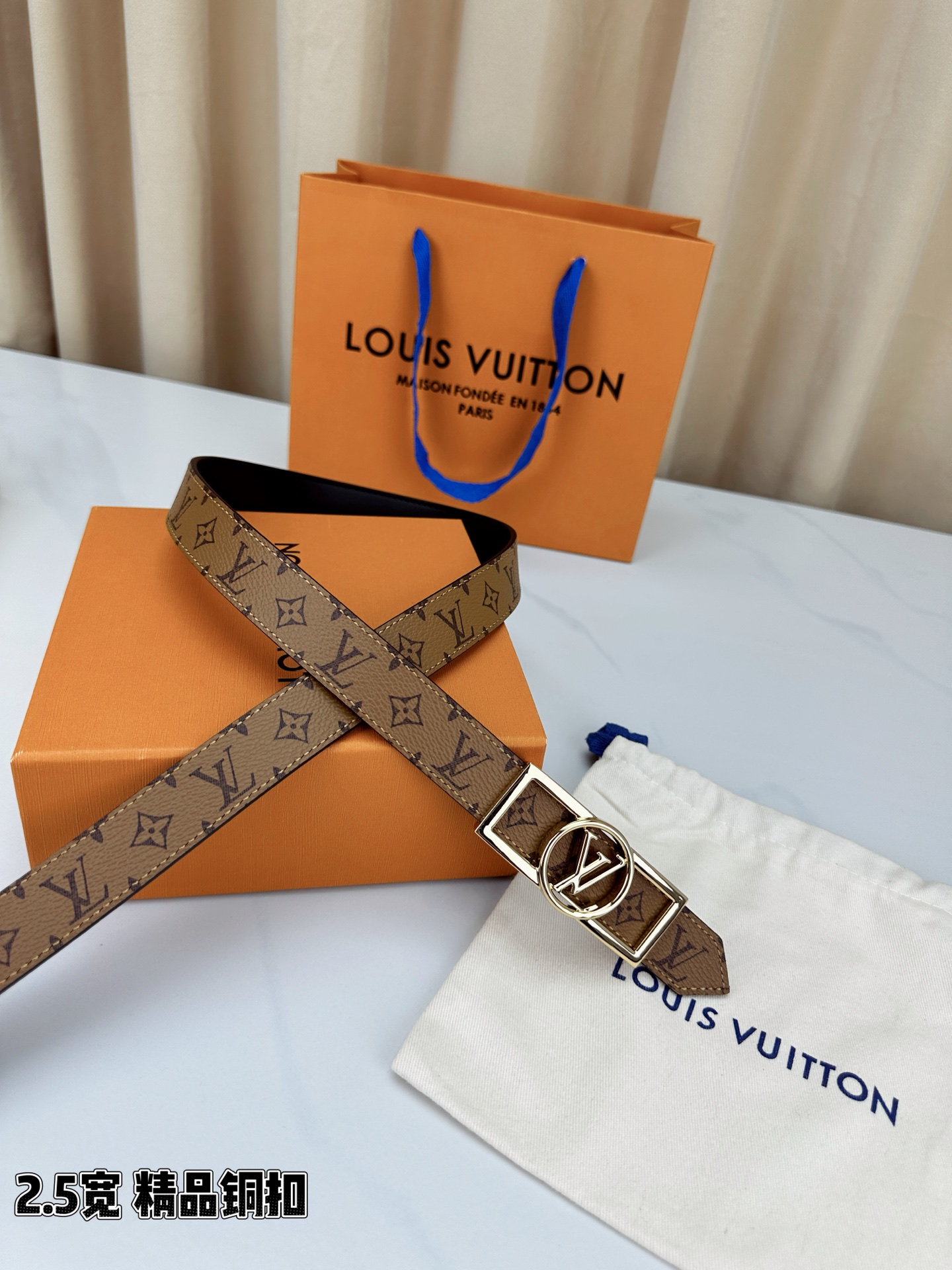 本款2.5宽 Dauphine 双面腰带立足历久弥新的美学视角，令经典与摩登细致融合。新式搭扣将 LV 