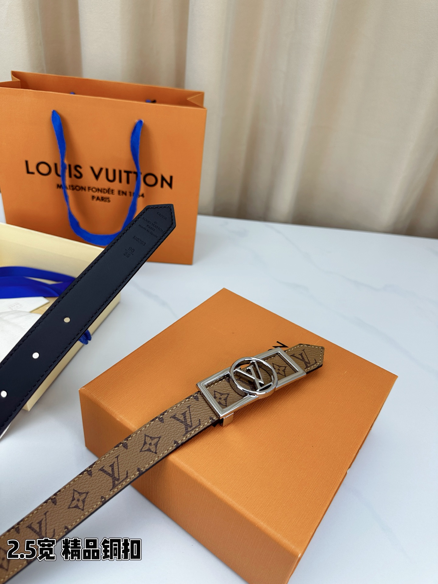 本款2.5宽 Dauphine 双面腰带立足历久弥新的美学视角，令经典与摩登细致融合。新式搭扣将 LV 