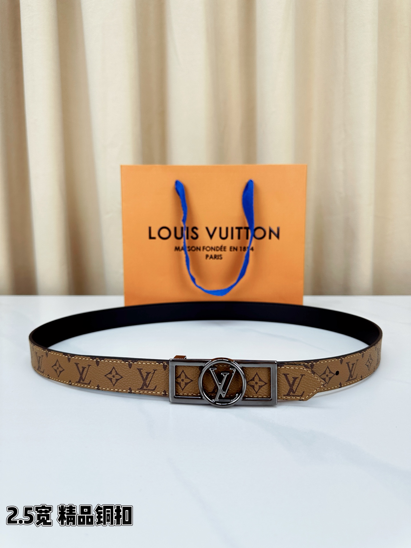 本款2.5宽 Dauphine 双面腰带立足历久弥新的美学视角，令经典与摩登细致融合。新式搭扣将 LV 