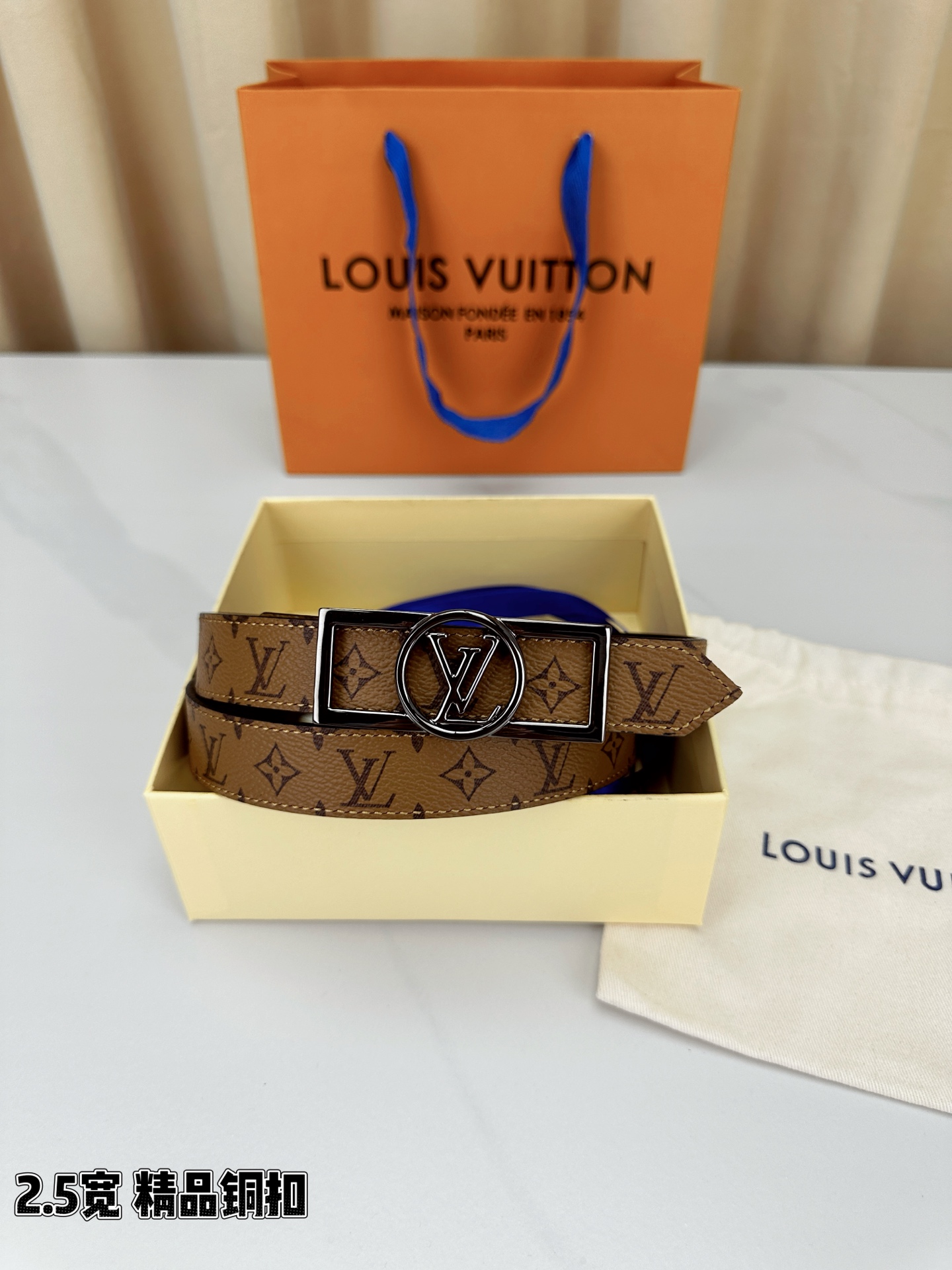 本款2.5宽 Dauphine 双面腰带立足历久弥新的美学视角，令经典与摩登细致融合。新式搭扣将 LV 
