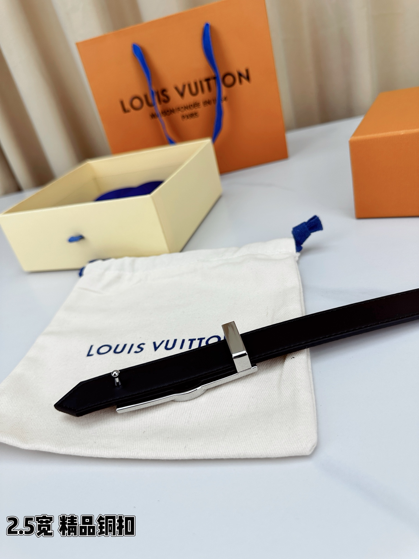 本款2.5宽 Dauphine 双面腰带立足历久弥新的美学视角，令经典与摩登细致融合。新式搭扣将 LV 