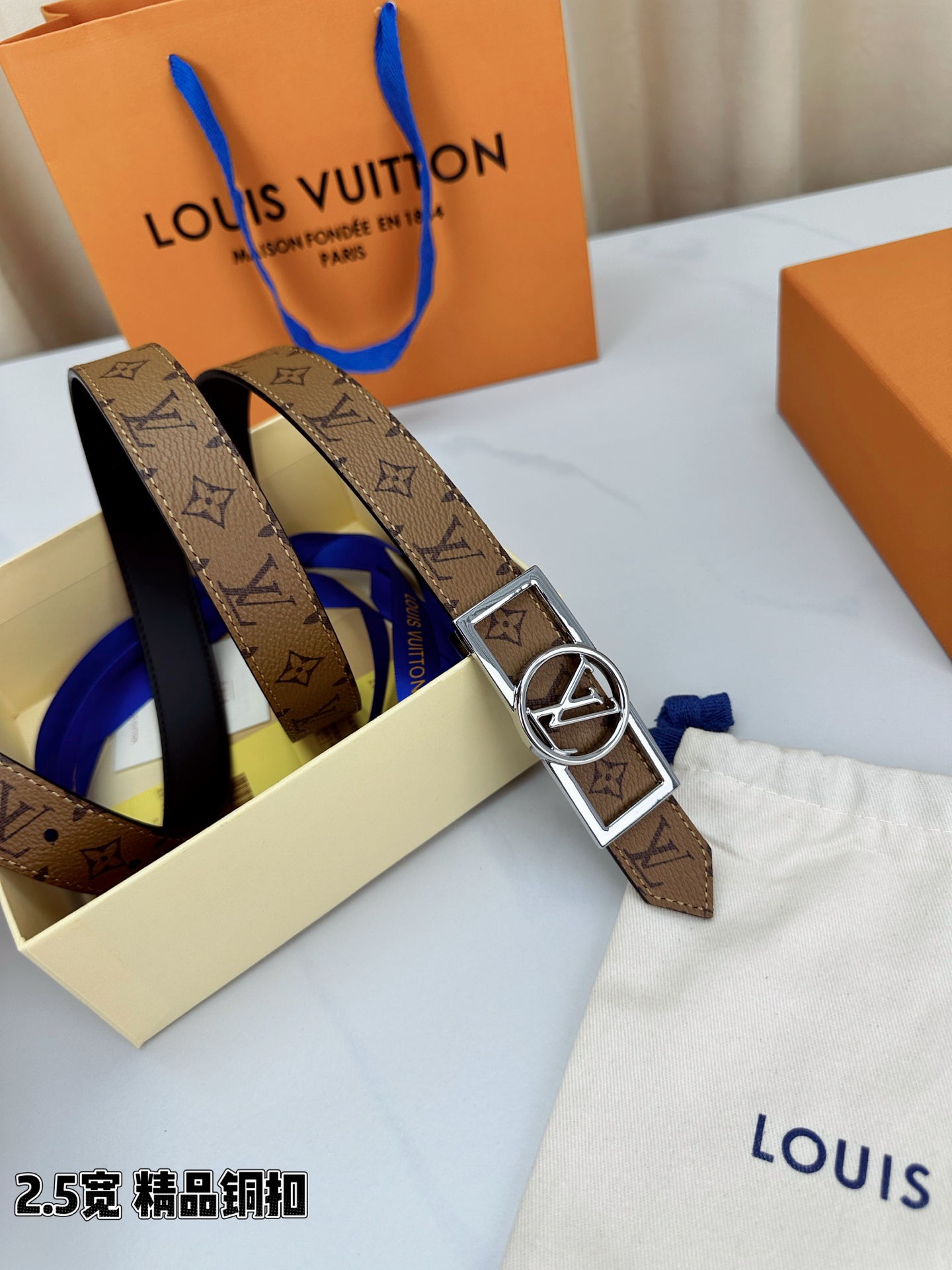 本款2.5宽 Dauphine 双面腰带立足历久弥新的美学视角，令经典与摩登细致融合。新式搭扣将 LV 