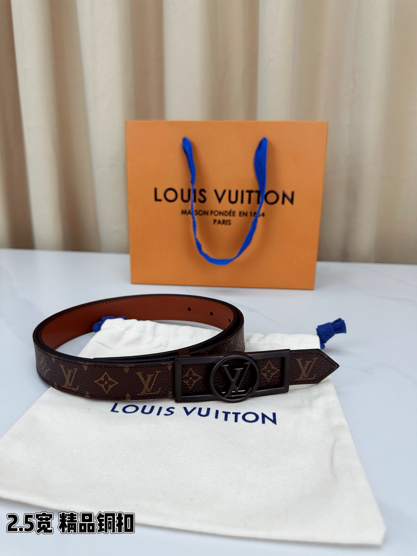 本款2.5宽 Dauphine 双面腰带立足历久弥新的美学视角，令经典与摩登细致融合。新式搭扣将 LV 