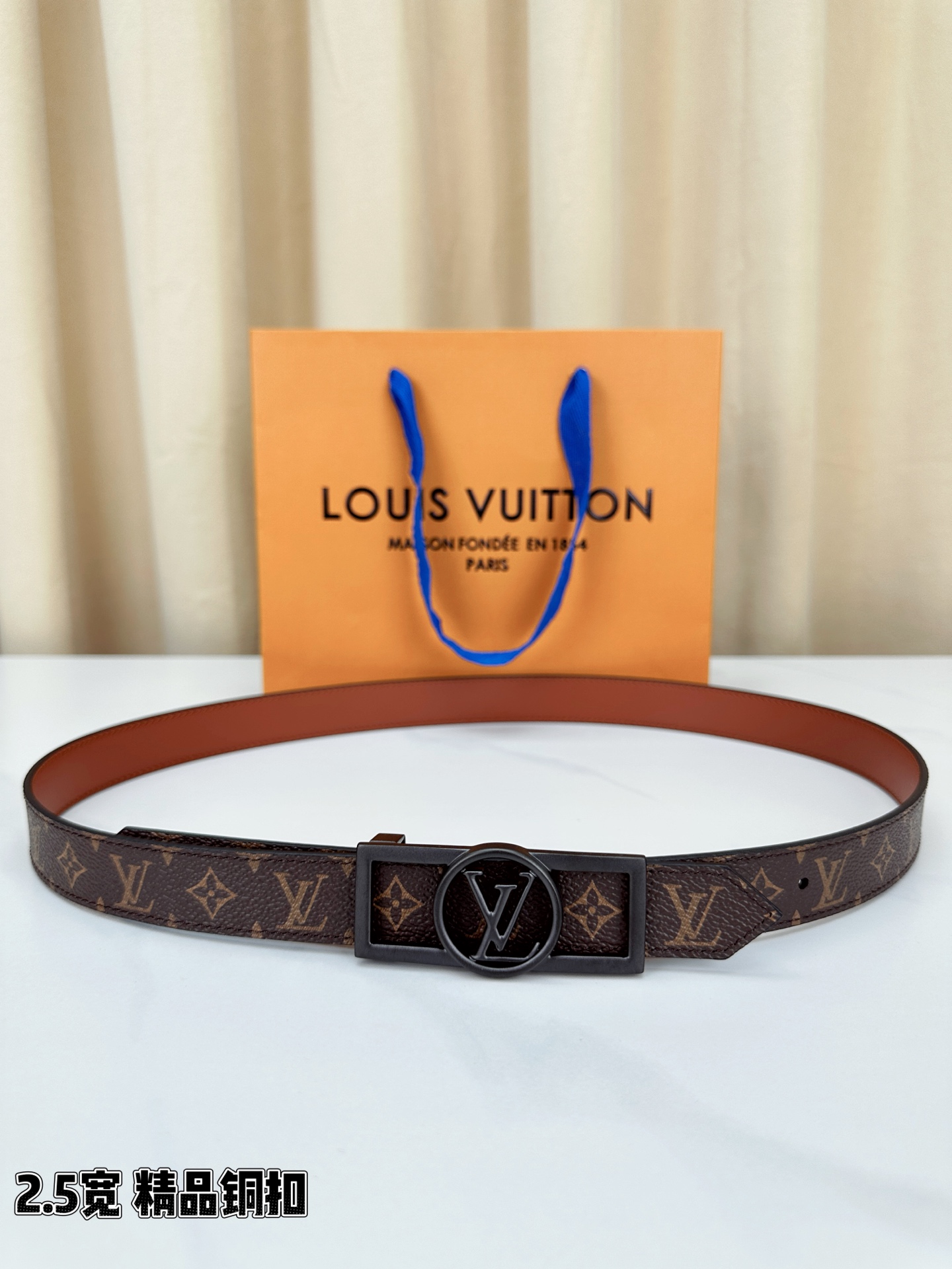 本款2.5宽 Dauphine 双面腰带立足历久弥新的美学视角，令经典与摩登细致融合。新式搭扣将 LV 
