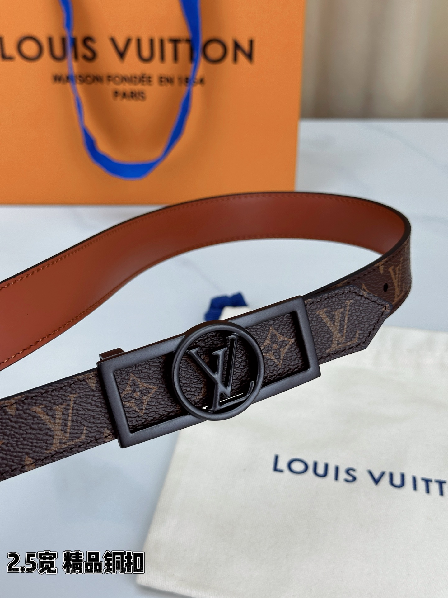 本款2.5宽 Dauphine 双面腰带立足历久弥新的美学视角，令经典与摩登细致融合。新式搭扣将 LV 