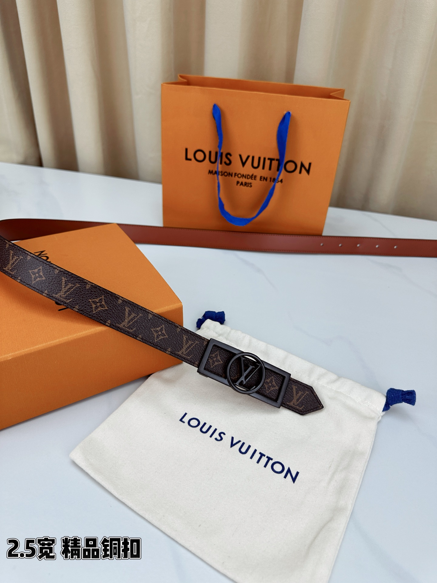 本款2.5宽 Dauphine 双面腰带立足历久弥新的美学视角，令经典与摩登细致融合。新式搭扣将 LV 
