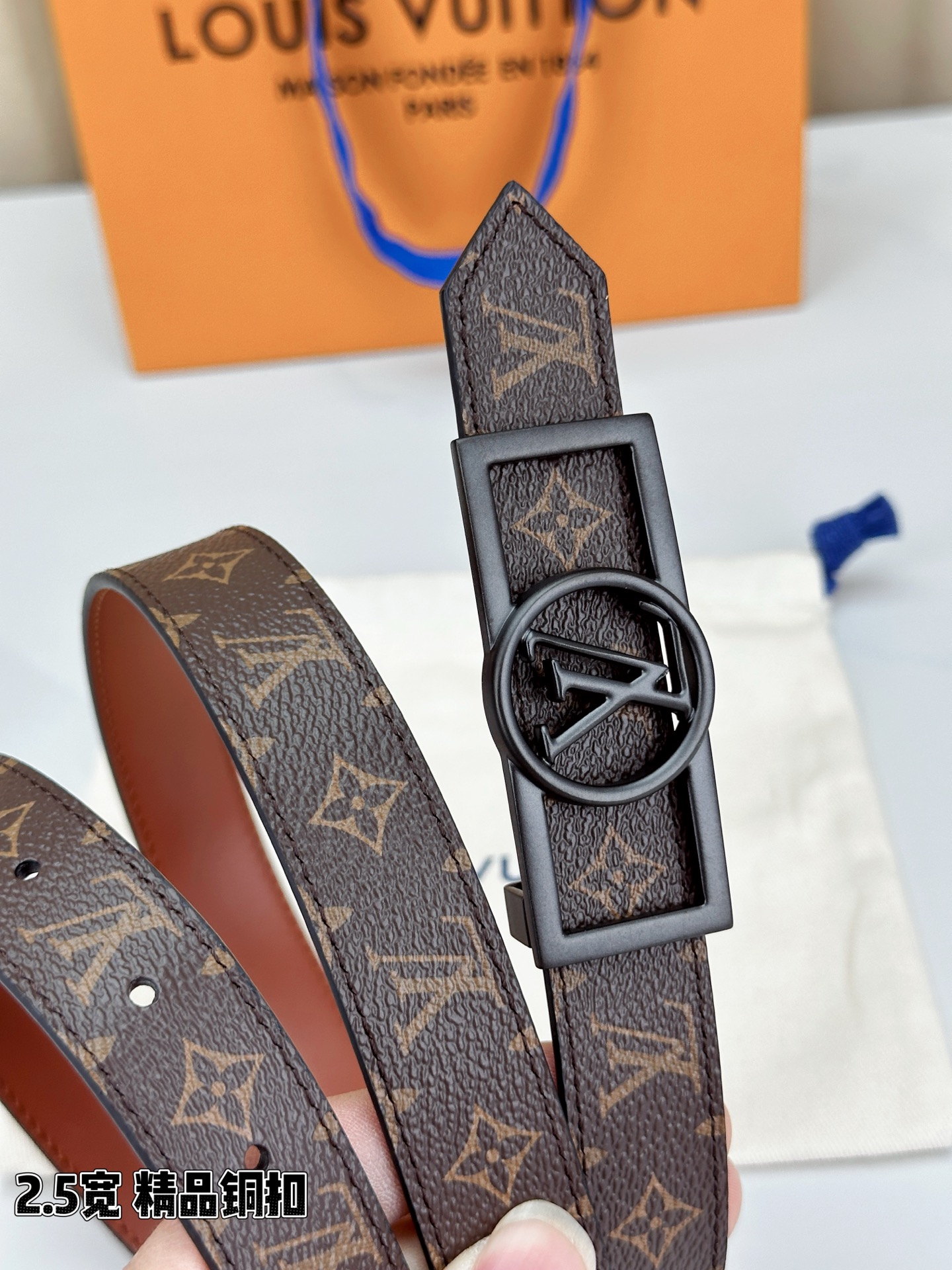 本款2.5宽 Dauphine 双面腰带立足历久弥新的美学视角，令经典与摩登细致融合。新式搭扣将 LV 