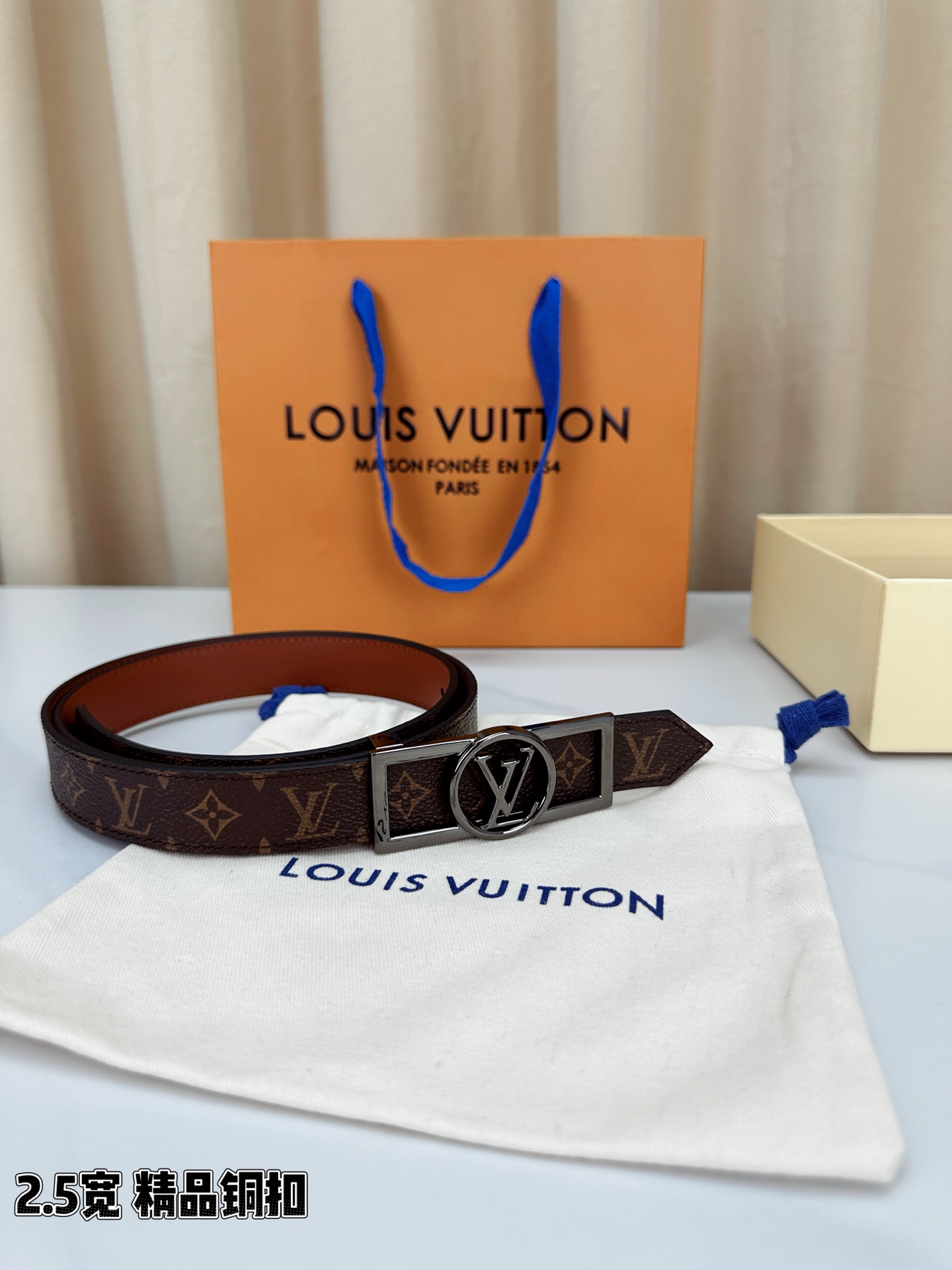 本款2.5宽 Dauphine 双面腰带立足历久弥新的美学视角，令经典与摩登细致融合。新式搭扣将 LV 