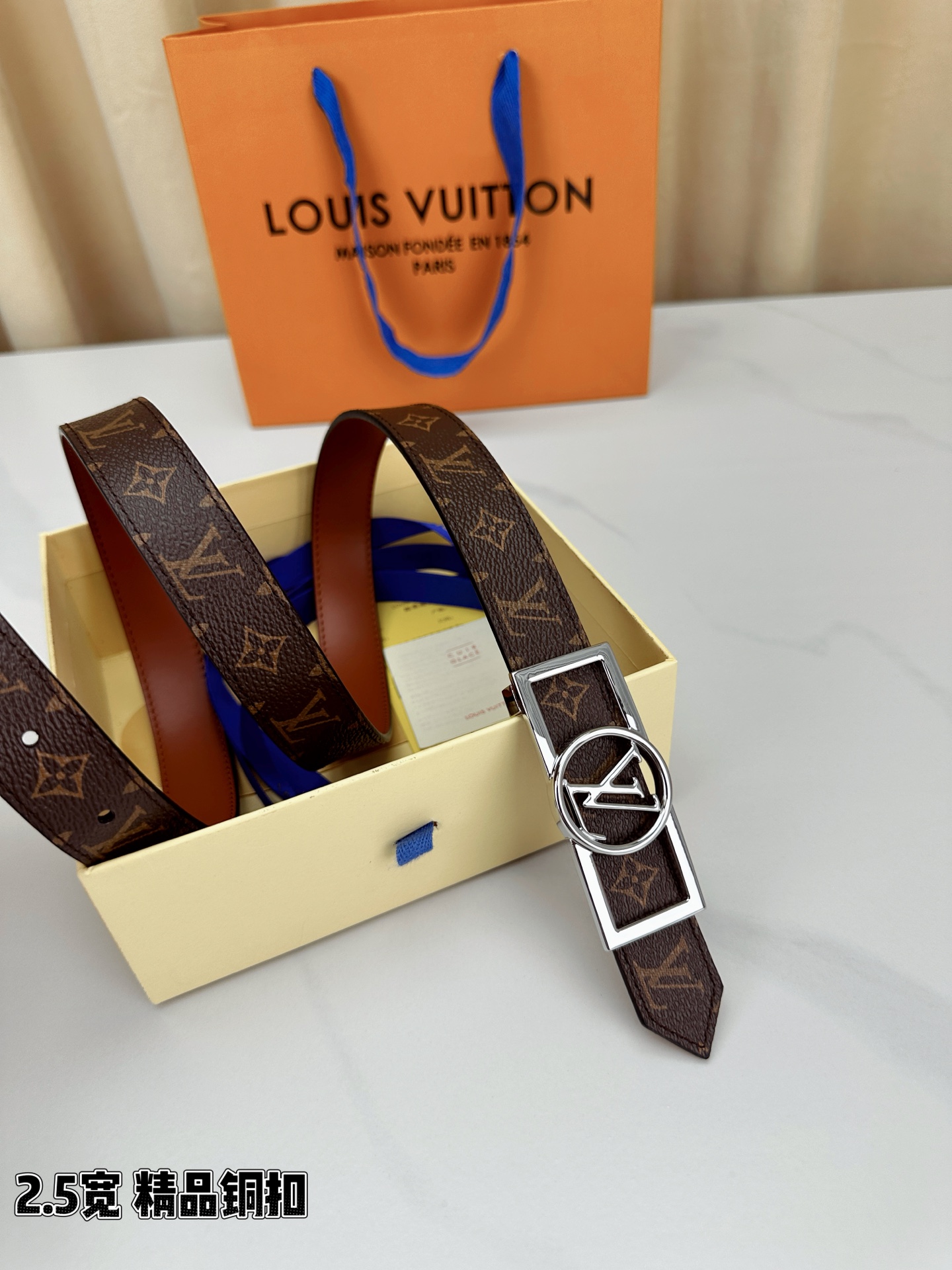 本款2.5宽 Dauphine 双面腰带立足历久弥新的美学视角，令经典与摩登细致融合。新式搭扣将 LV 