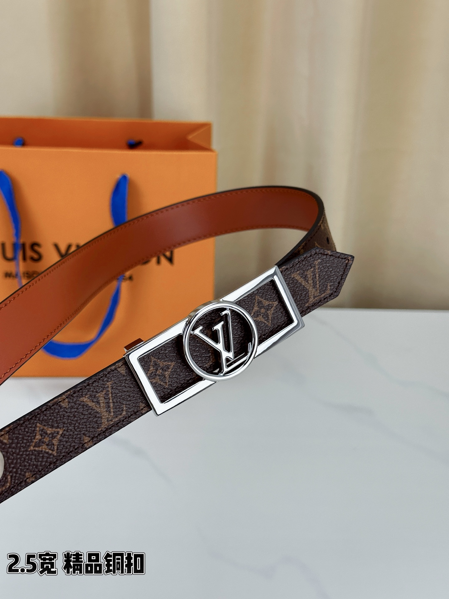本款2.5宽 Dauphine 双面腰带立足历久弥新的美学视角，令经典与摩登细致融合。新式搭扣将 LV 