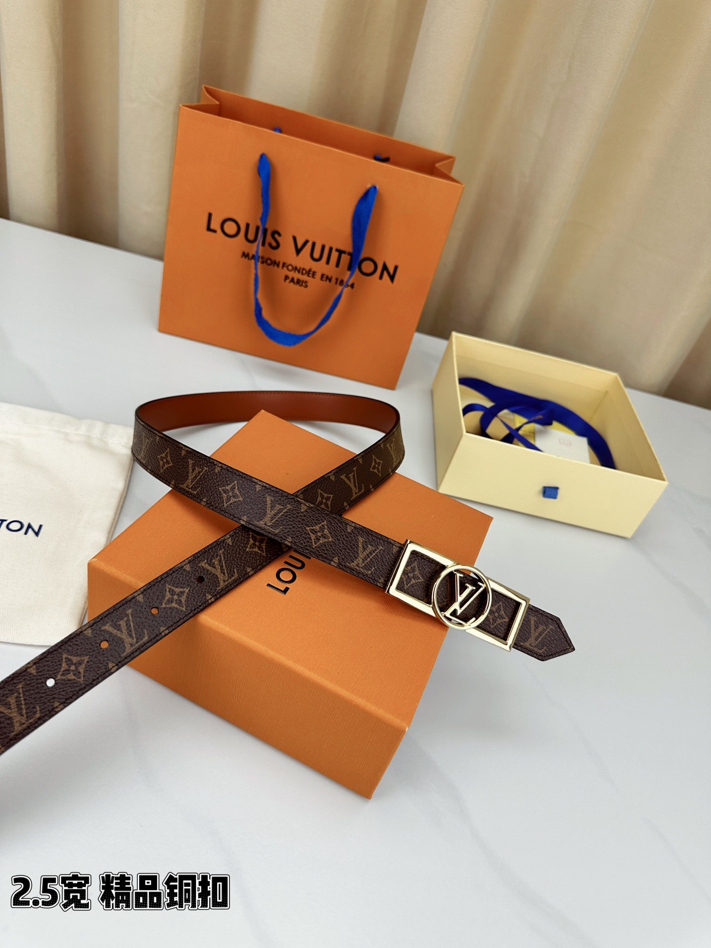 本款2.5宽 Dauphine 双面腰带立足历久弥新的美学视角，令经典与摩登细致融合。新式搭扣将 LV 