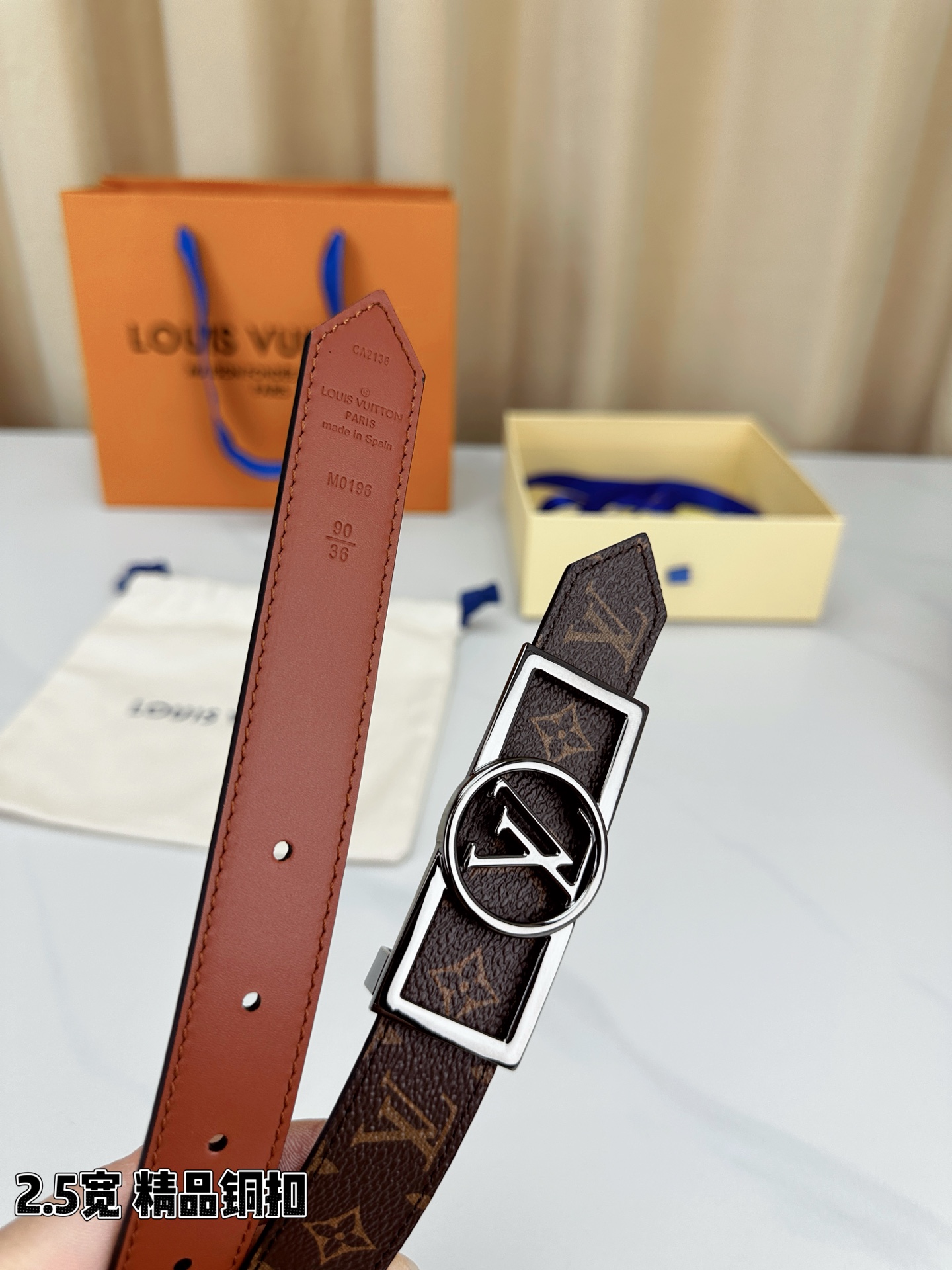 本款2.5宽 Dauphine 双面腰带立足历久弥新的美学视角，令经典与摩登细致融合。新式搭扣将 LV 
