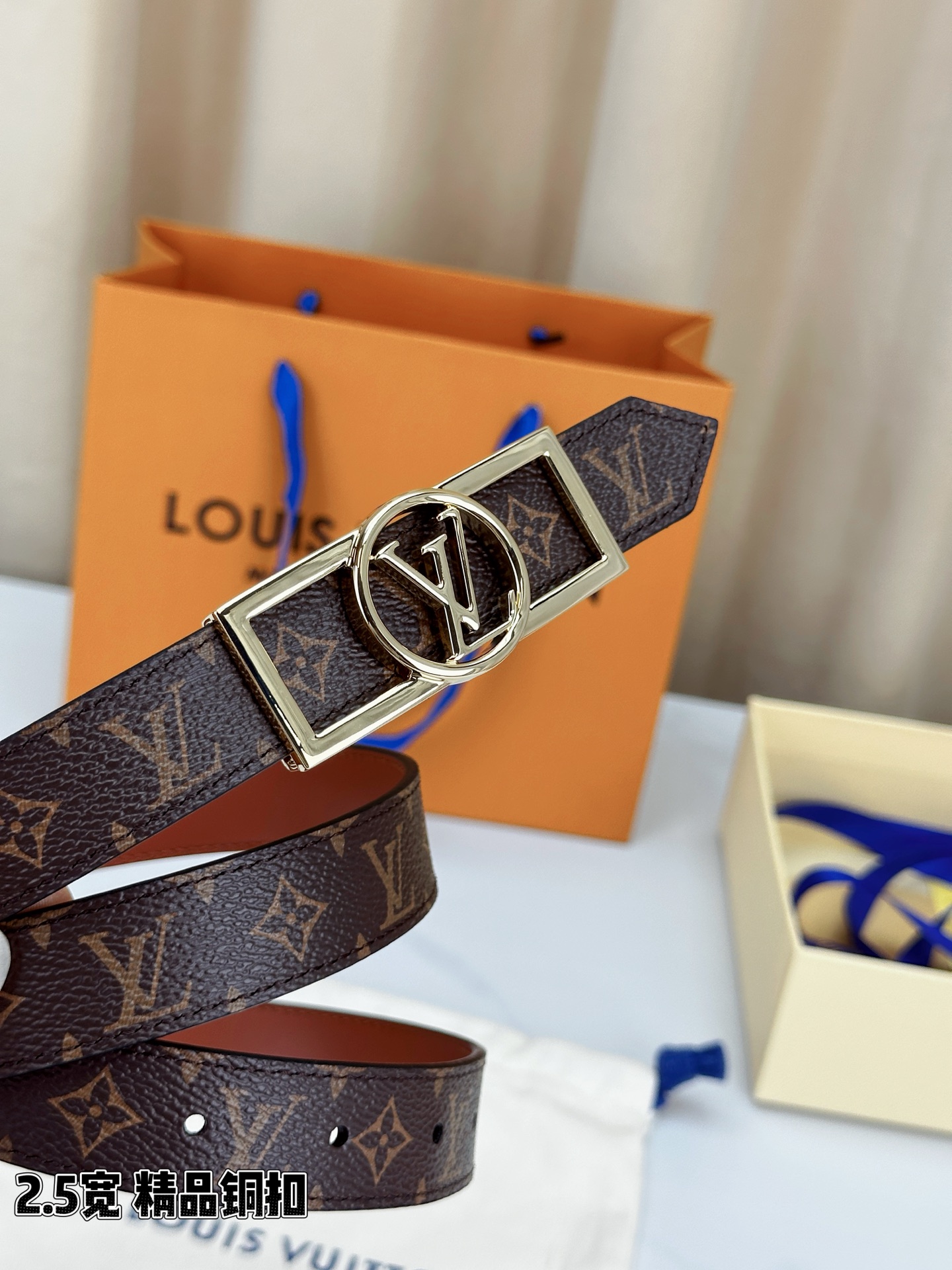 本款2.5宽 Dauphine 双面腰带立足历久弥新的美学视角，令经典与摩登细致融合。新式搭扣将 LV 