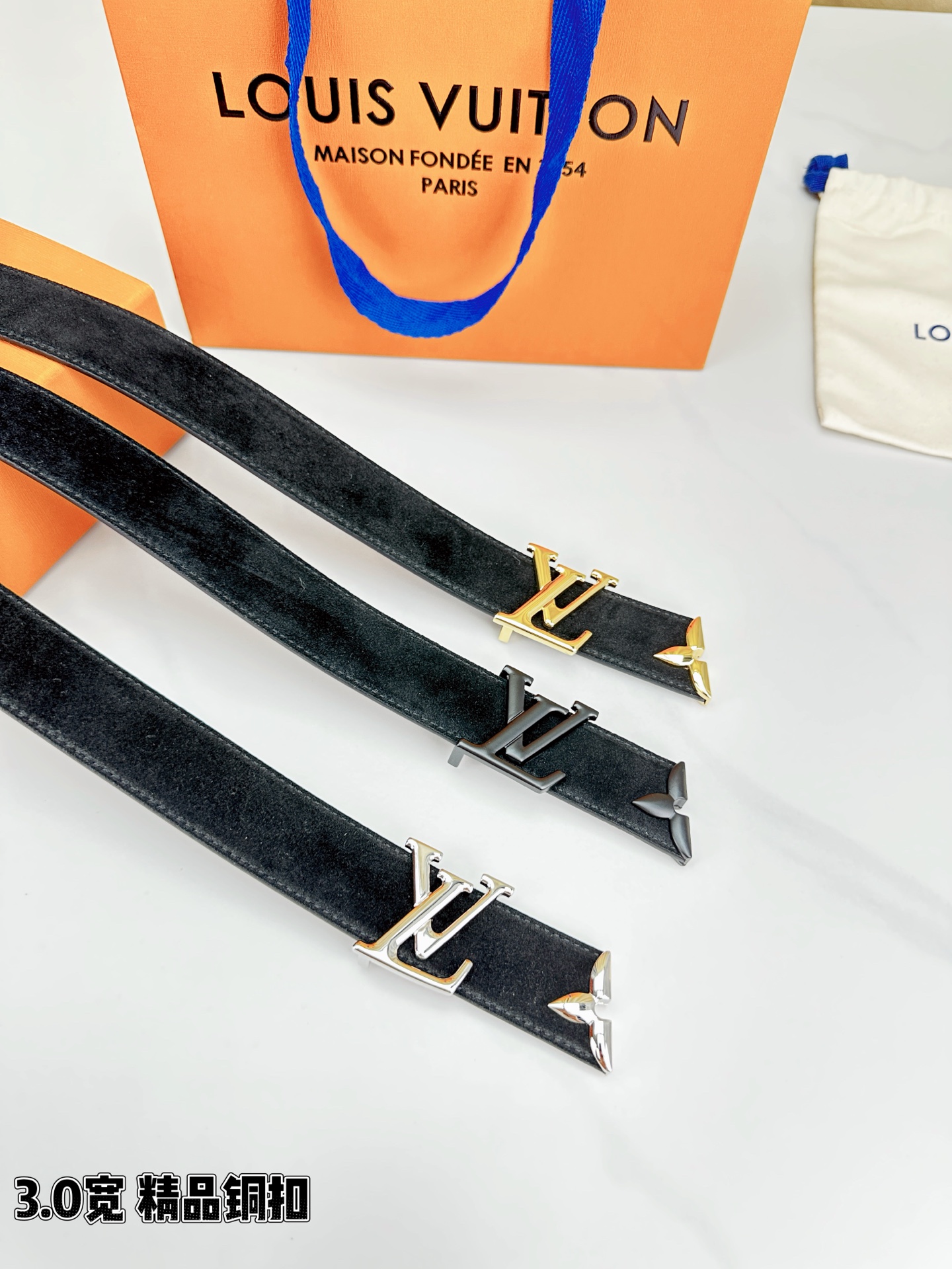 3.0宽 Pretty LV 腰带依托品牌精湛工艺，以莹亮金属打造 LV Initiales 搭扣，与末