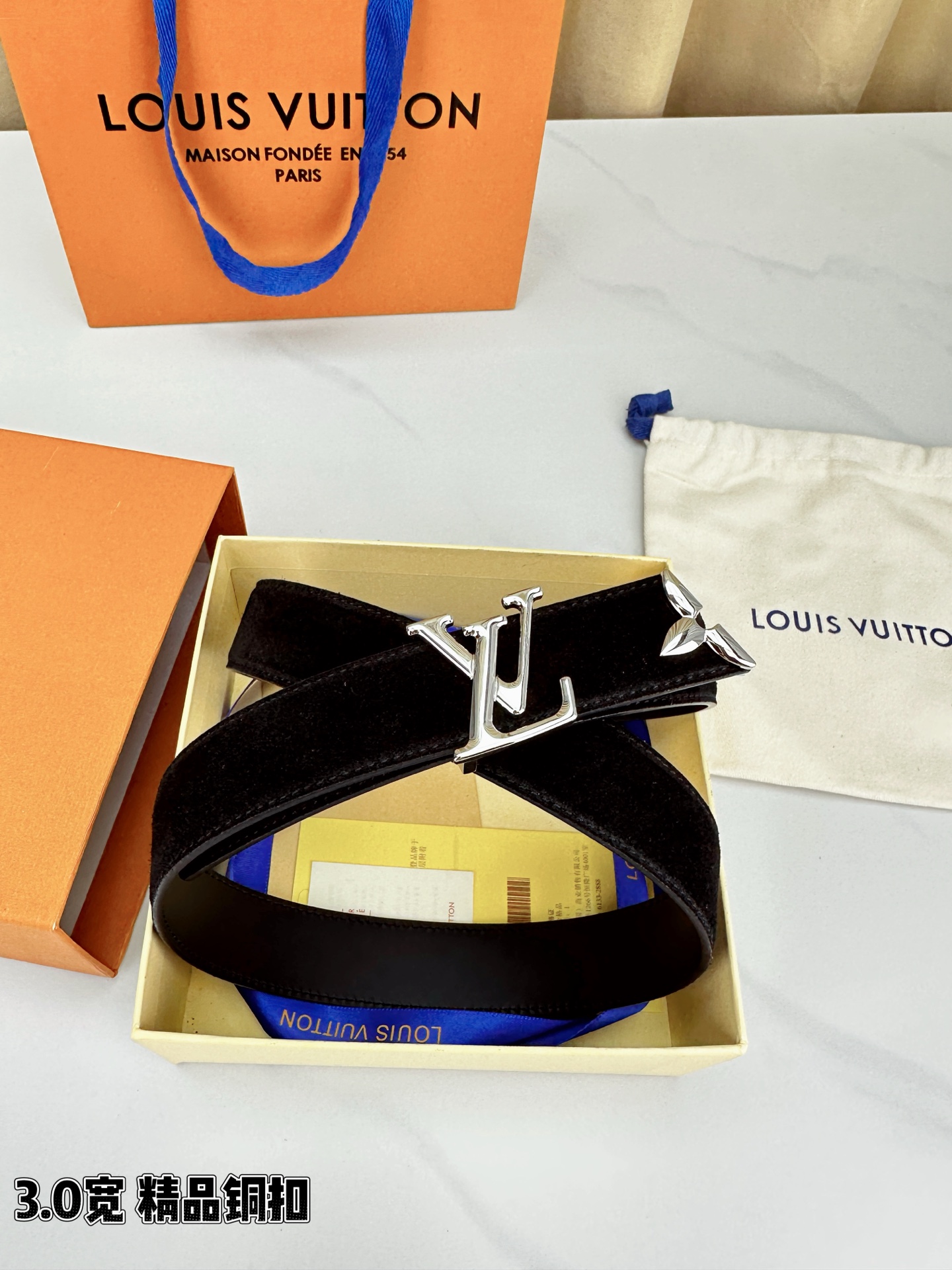 3.0宽 Pretty LV 腰带依托品牌精湛工艺，以莹亮金属打造 LV Initiales 搭扣，与末