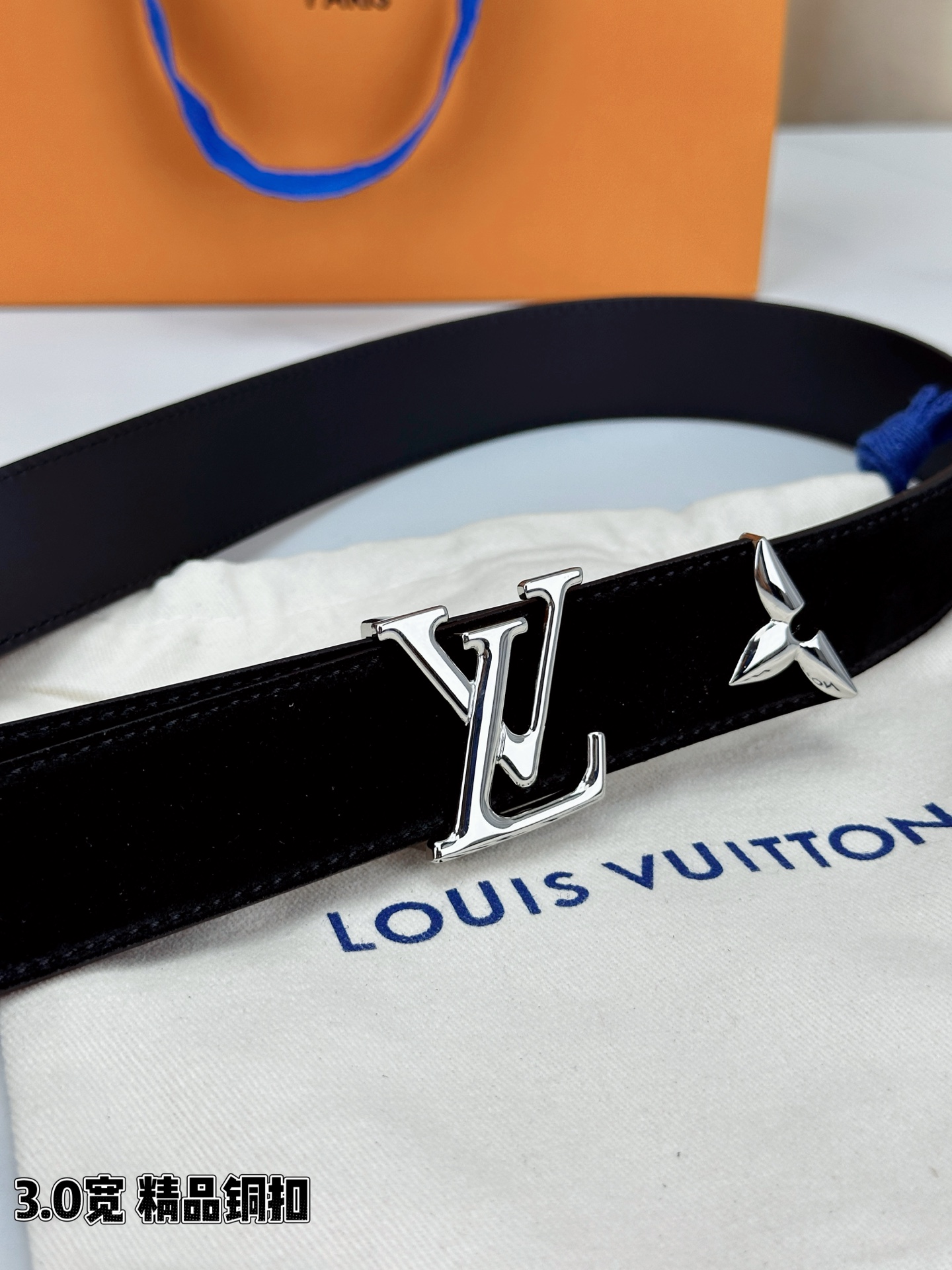 3.0宽 Pretty LV 腰带依托品牌精湛工艺，以莹亮金属打造 LV Initiales 搭扣，与末