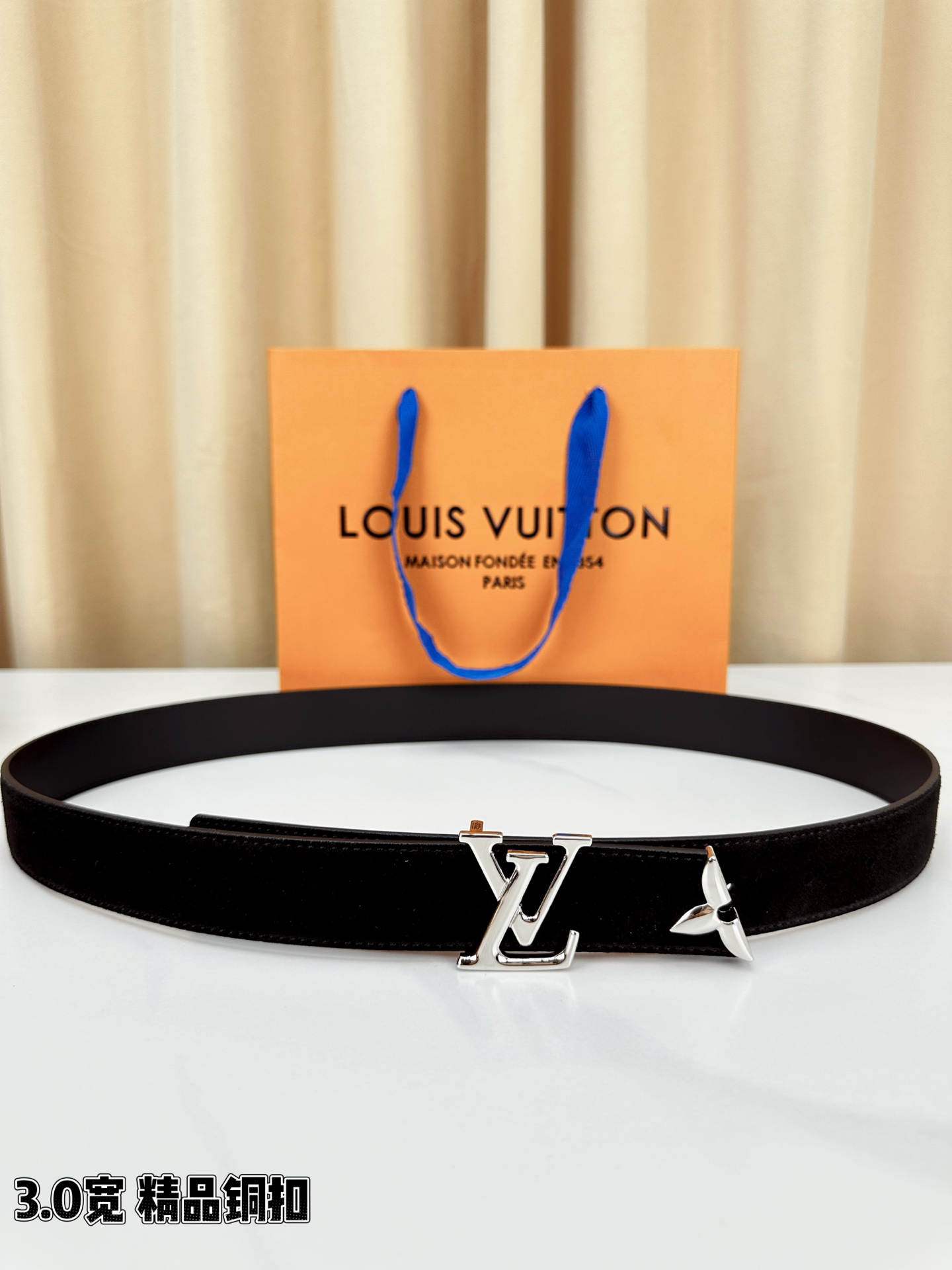 3.0宽 Pretty LV 腰带依托品牌精湛工艺，以莹亮金属打造 LV Initiales 搭扣，与末