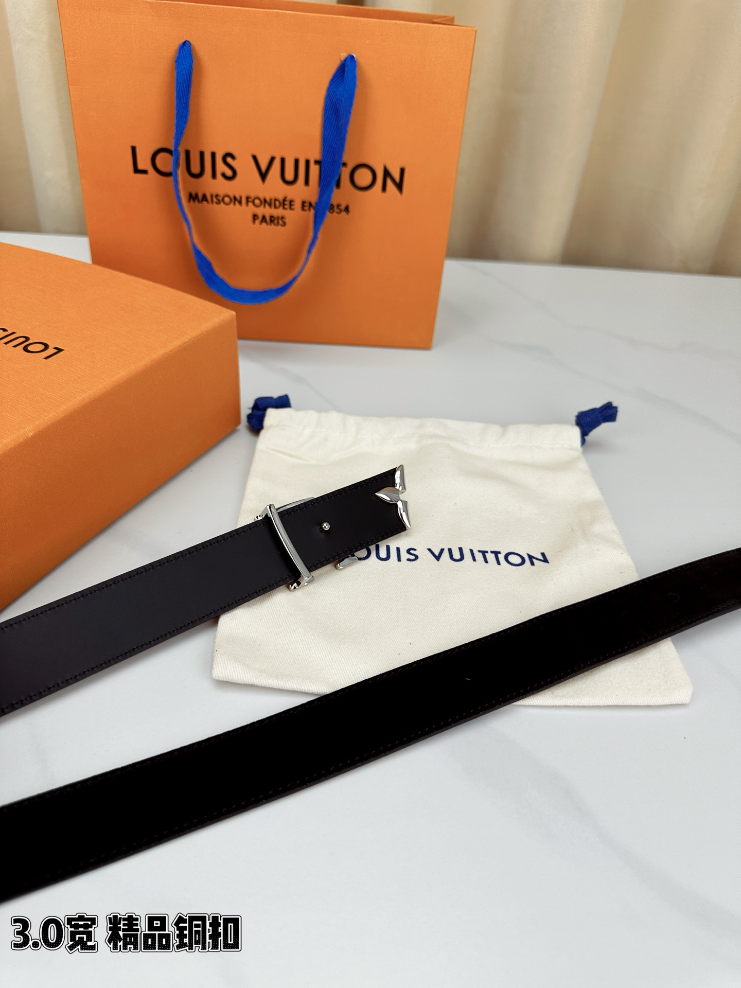 3.0宽 Pretty LV 腰带依托品牌精湛工艺，以莹亮金属打造 LV Initiales 搭扣，与末