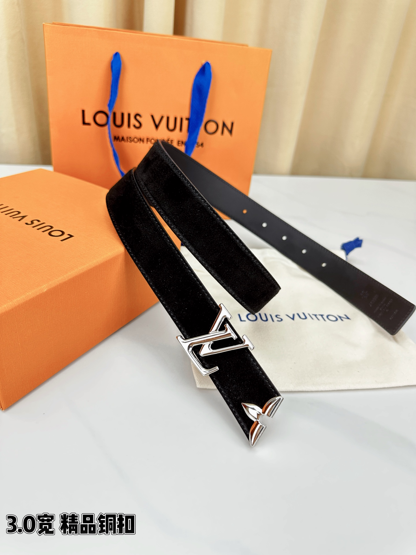 3.0宽 Pretty LV 腰带依托品牌精湛工艺，以莹亮金属打造 LV Initiales 搭扣，与末