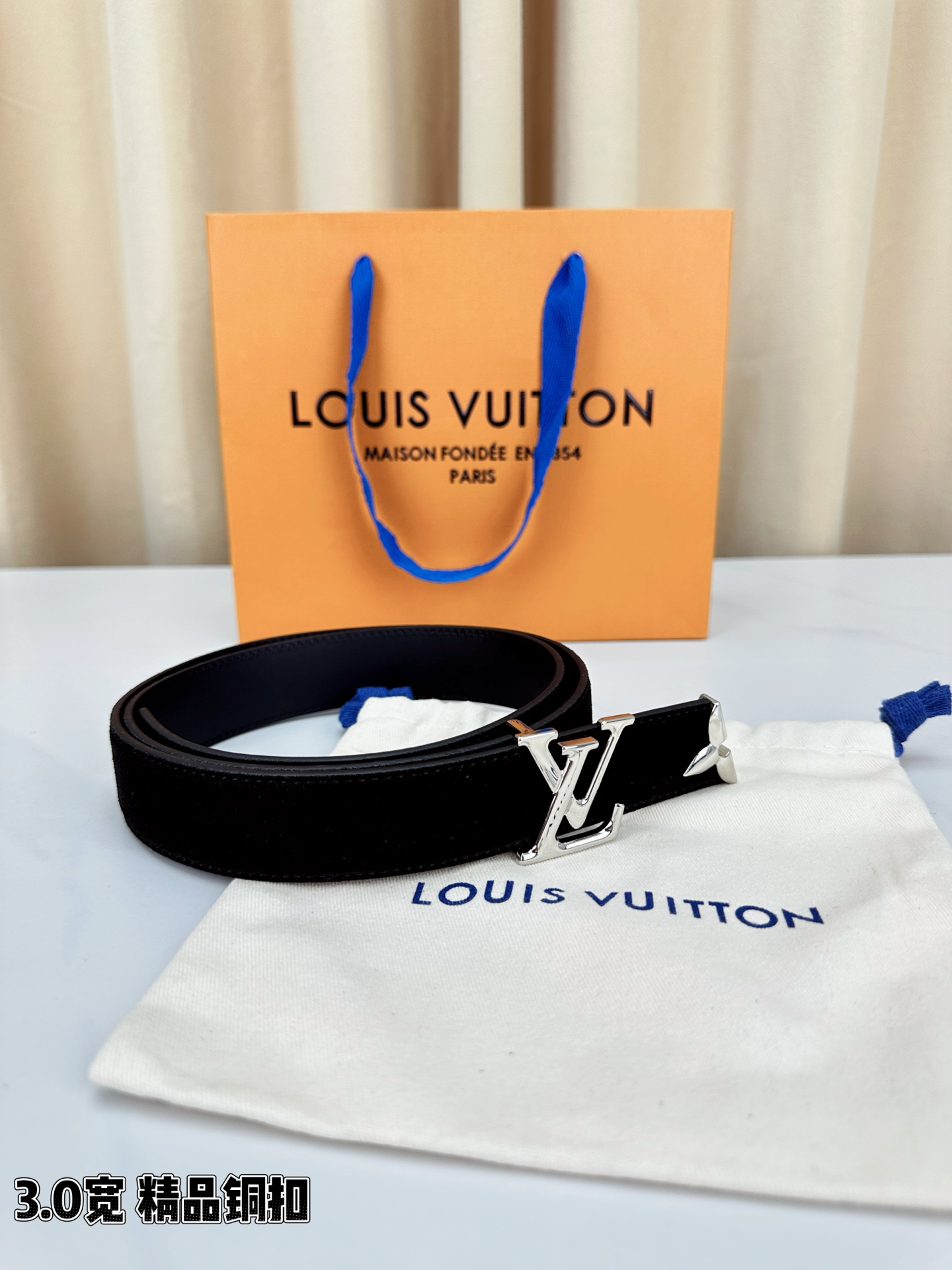 3.0宽 Pretty LV 腰带依托品牌精湛工艺，以莹亮金属打造 LV Initiales 搭扣，与末