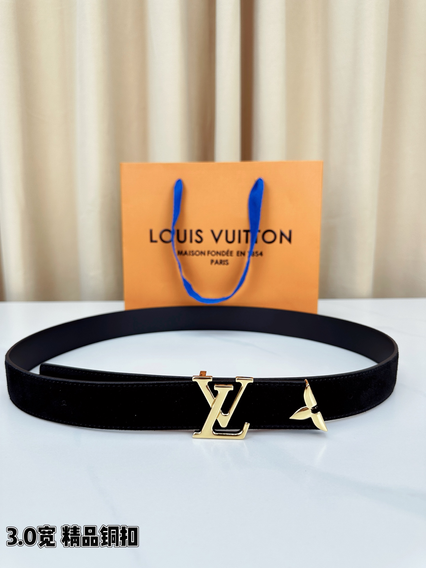 3.0宽 Pretty LV 腰带依托品牌精湛工艺，以莹亮金属打造 LV Initiales 搭扣，与末