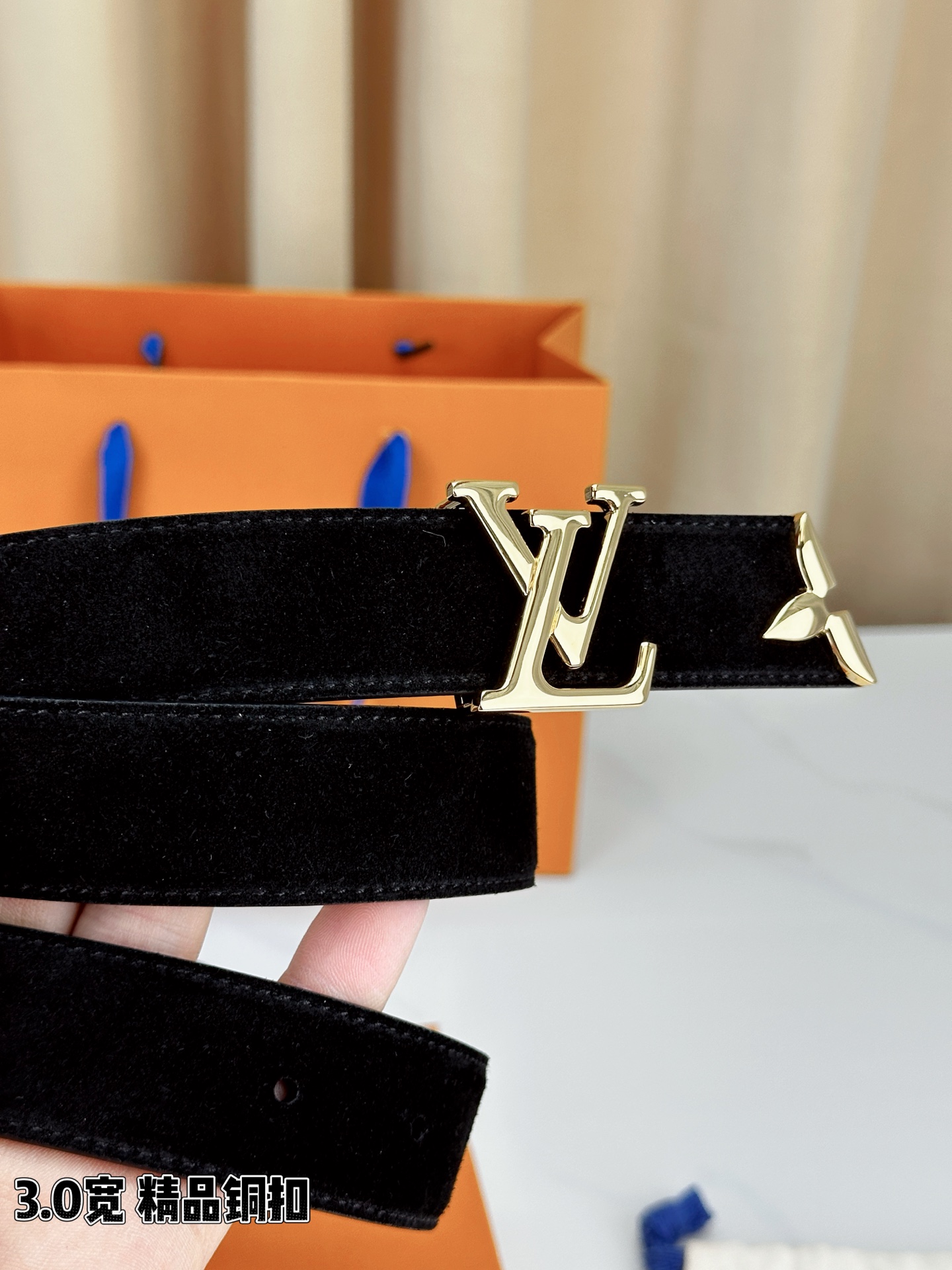 3.0宽 Pretty LV 腰带依托品牌精湛工艺，以莹亮金属打造 LV Initiales 搭扣，与末