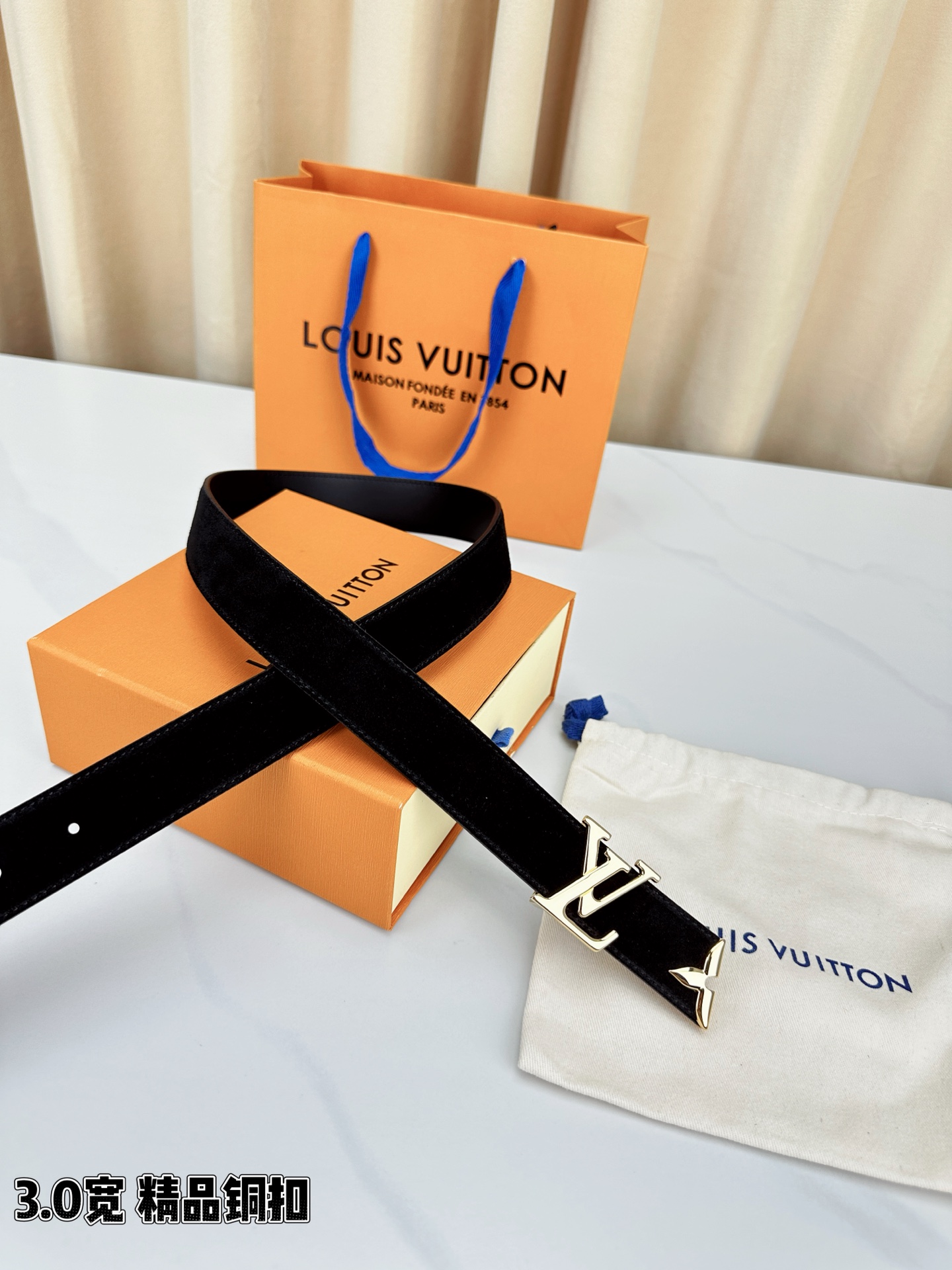 3.0宽 Pretty LV 腰带依托品牌精湛工艺，以莹亮金属打造 LV Initiales 搭扣，与末