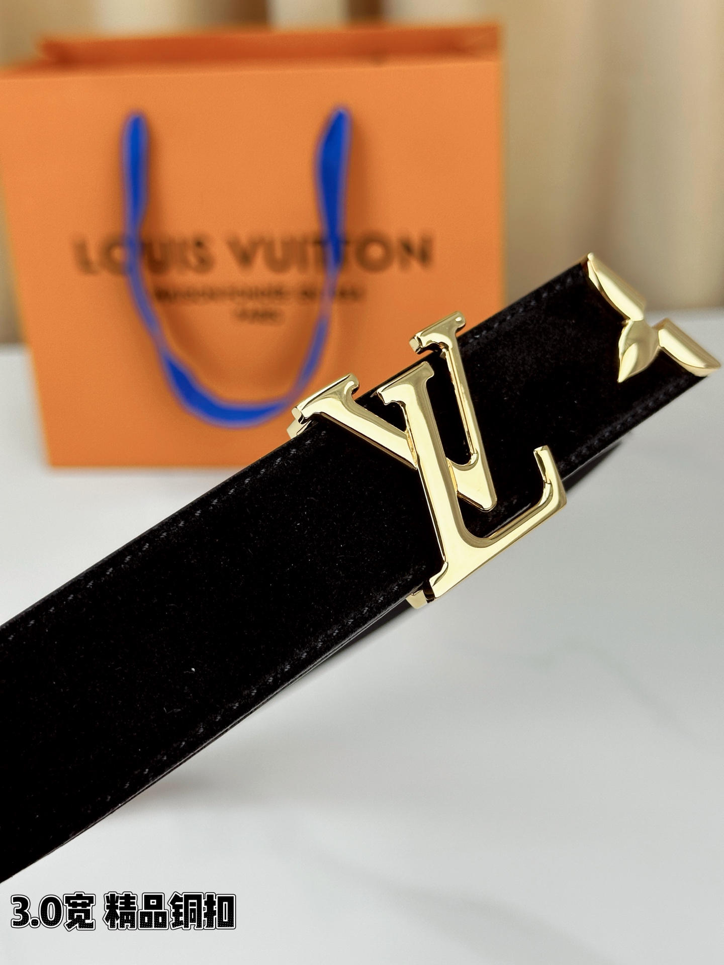 3.0宽 Pretty LV 腰带依托品牌精湛工艺，以莹亮金属打造 LV Initiales 搭扣，与末